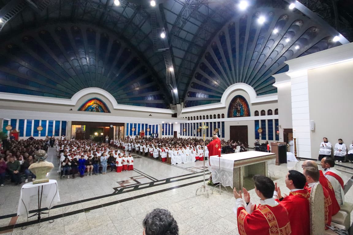 Jovens participam de missa em homenagem a São Tarcísio na Catedral Sant’Ana em Ponta Grossa