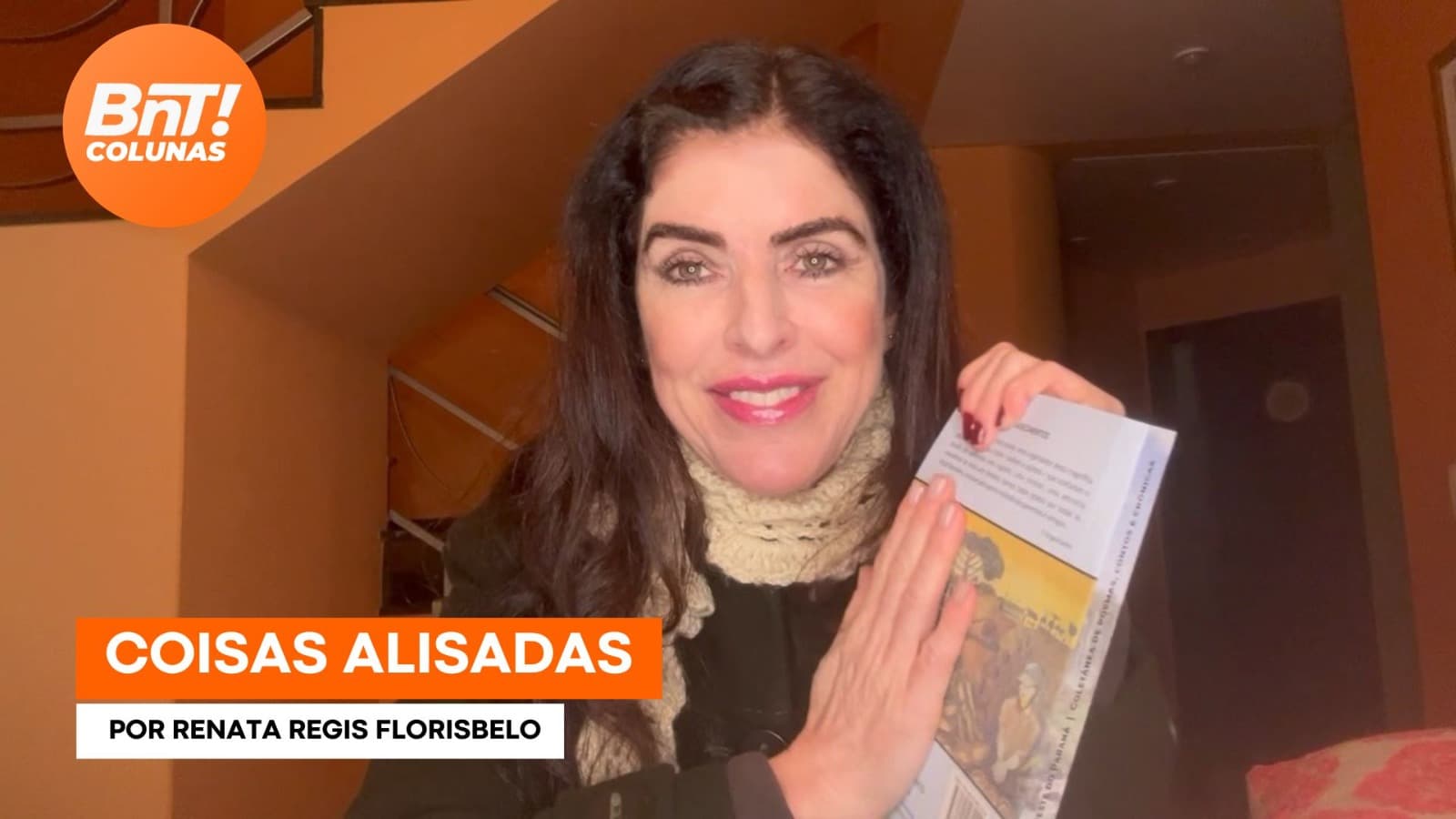 Mãos deslizando sobre objetos e livros, simbolizando o toque e o afeto no cotidiano