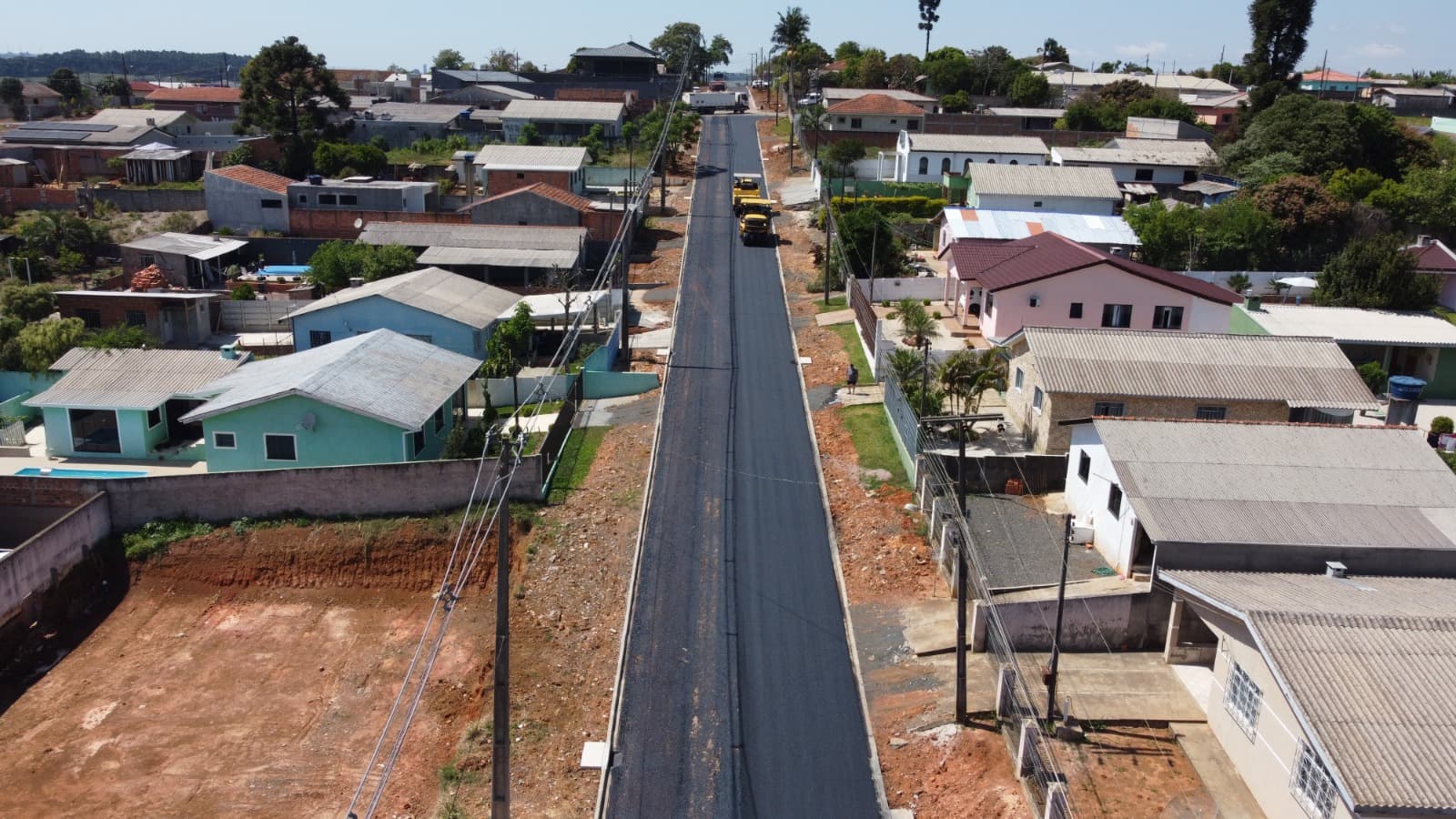 Máquinas trabalham nas obras de asfalto na Vila Borato em Ponta Grossa