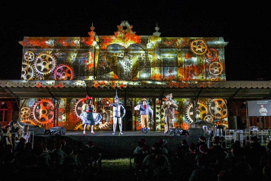 O Sesc Estação Saudade realiza o Natal na Estação Ponta Grossa 2025 com projeções, música e espetáculo gratuito nos dias 10, 11 e 12 de dezembro.