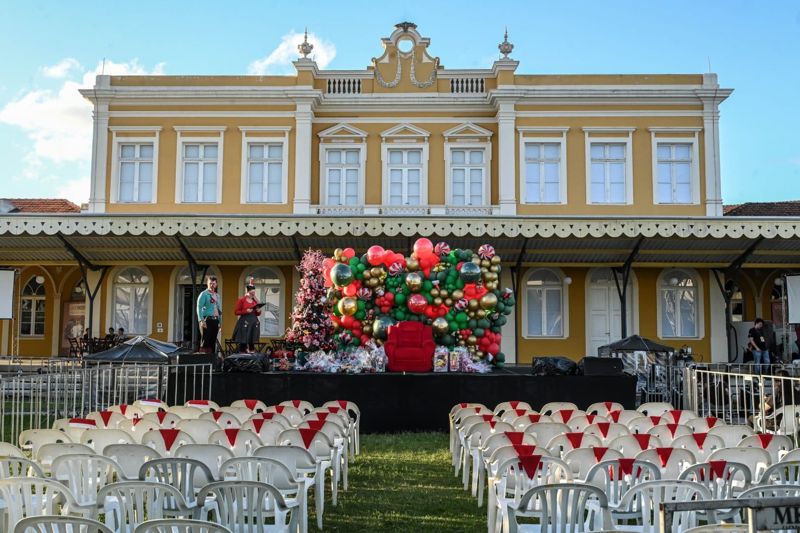 O Sesc Estação Saudade realiza o Natal na Estação Ponta Grossa 2025 com projeções, música e espetáculo gratuito nos dias 10, 11 e 12 de dezembro.