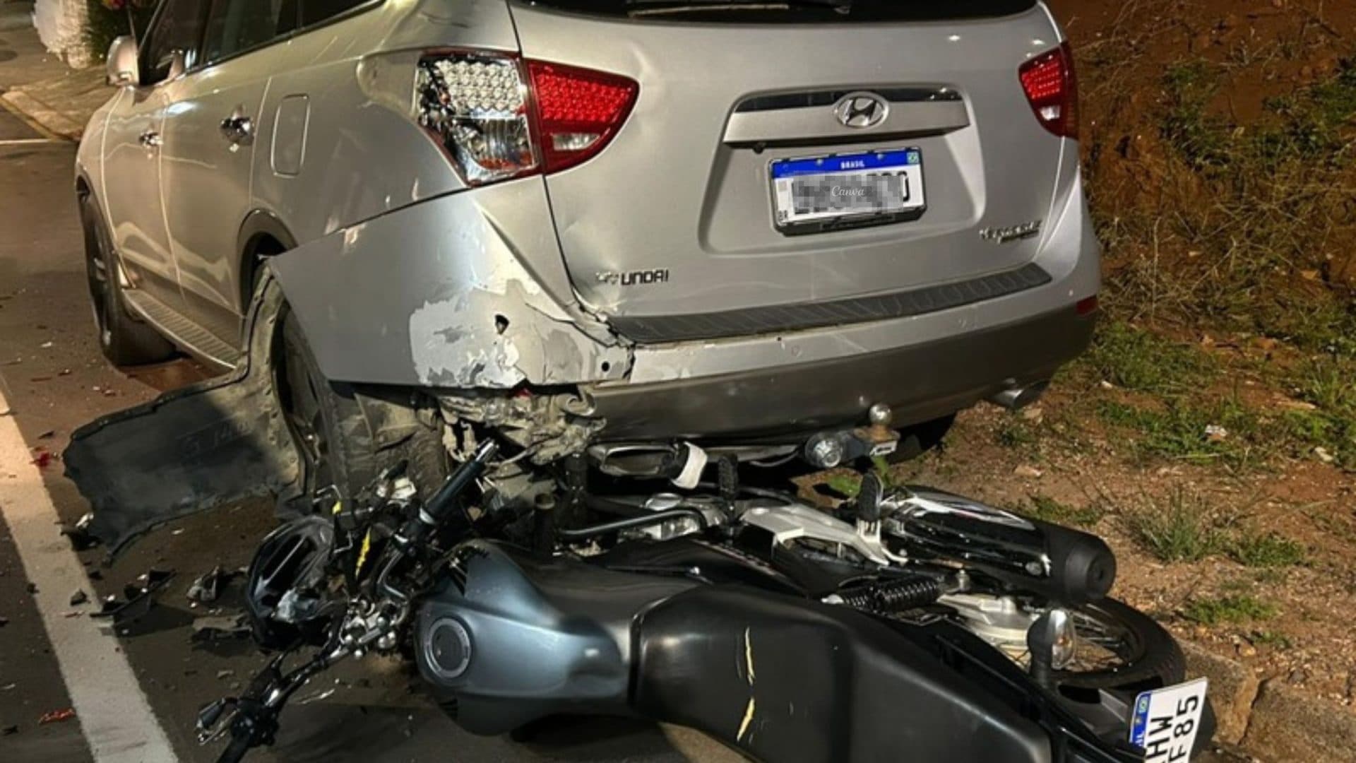 Motociclista fica em estado grave após bater em carro estacionado em Ponta Grossa