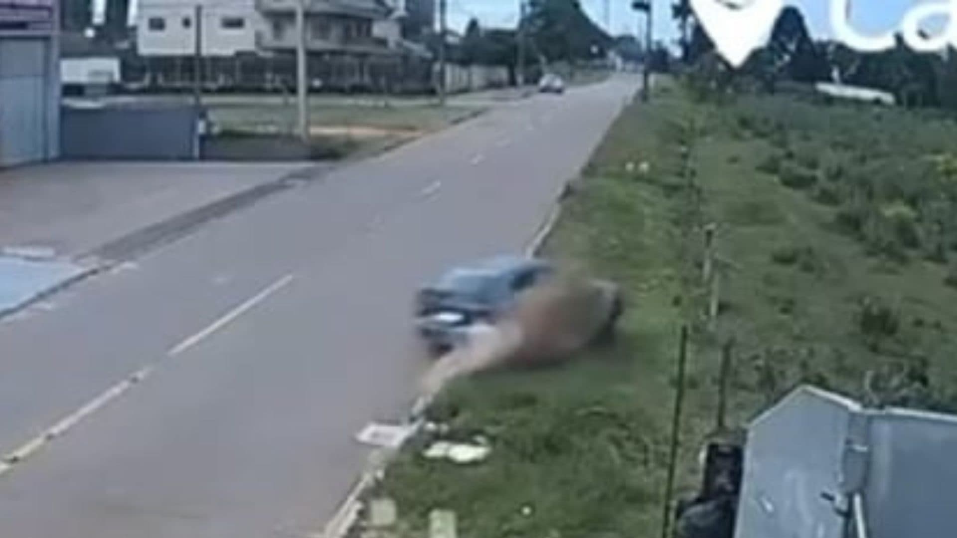 Carro invade terreno após perder o controle em Carambeí