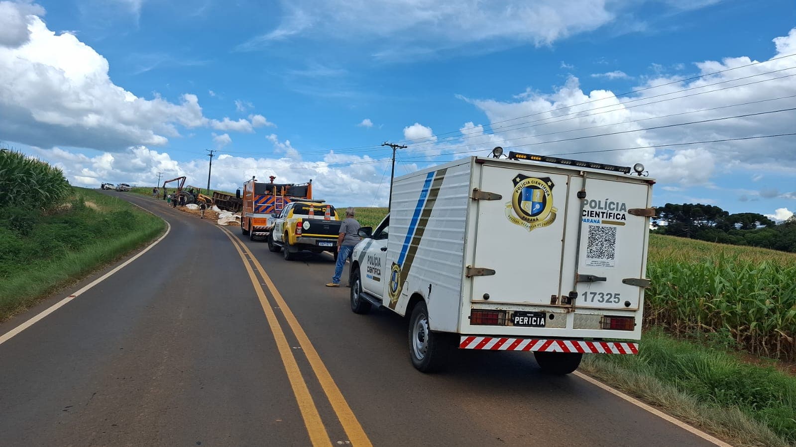 Motorista perde o controle de caminhão, tomba e morre em rodovia de Pinhão