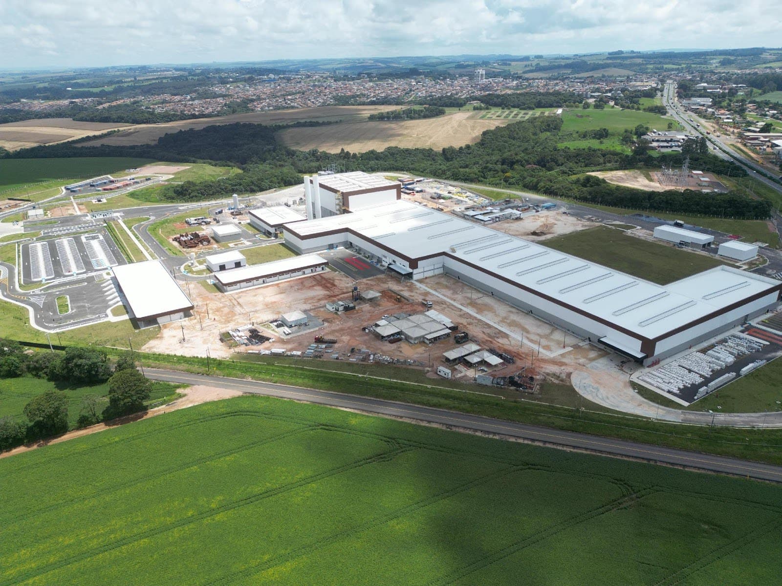 R$ 1 bilhão: Fábrica de Vidros da Ambev em Carambeí será inaugurada nesta segunda