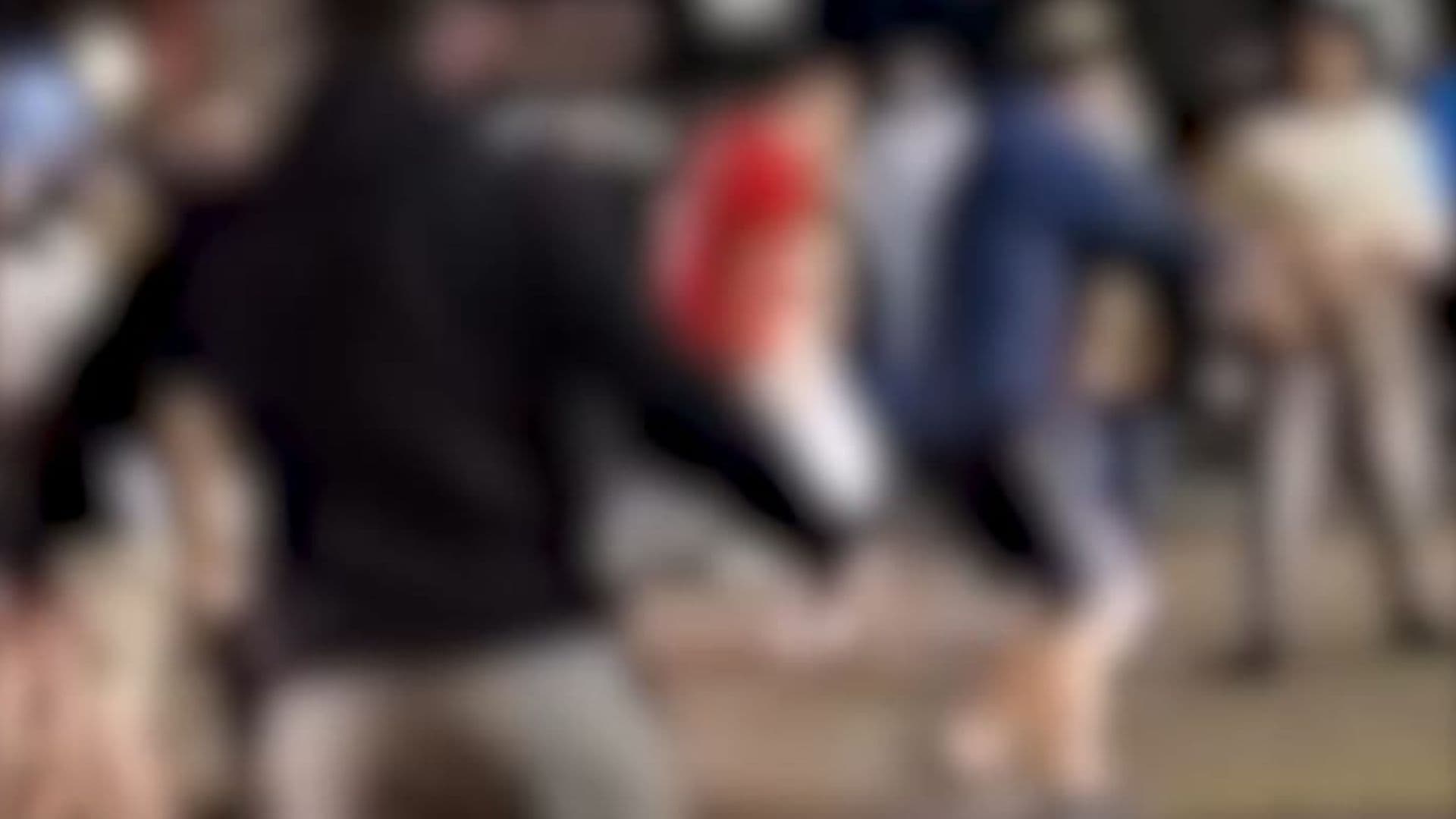 Vídeo mostra briga generalizada em frente a bar no centro de Ponta Grossa