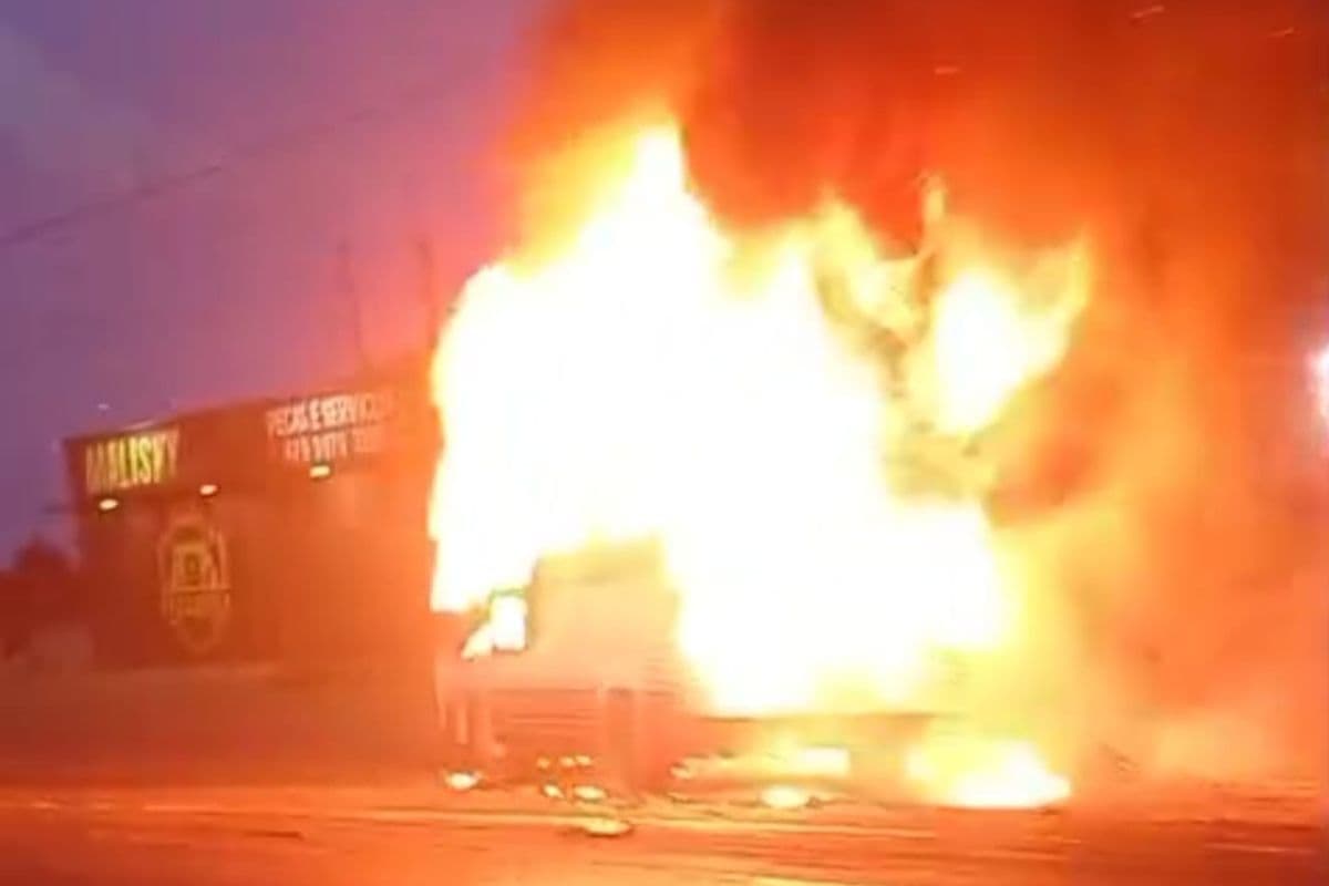 Motorhome pega fogo em Ponta Grossa na Avenida Souza Naves; veja vídeo