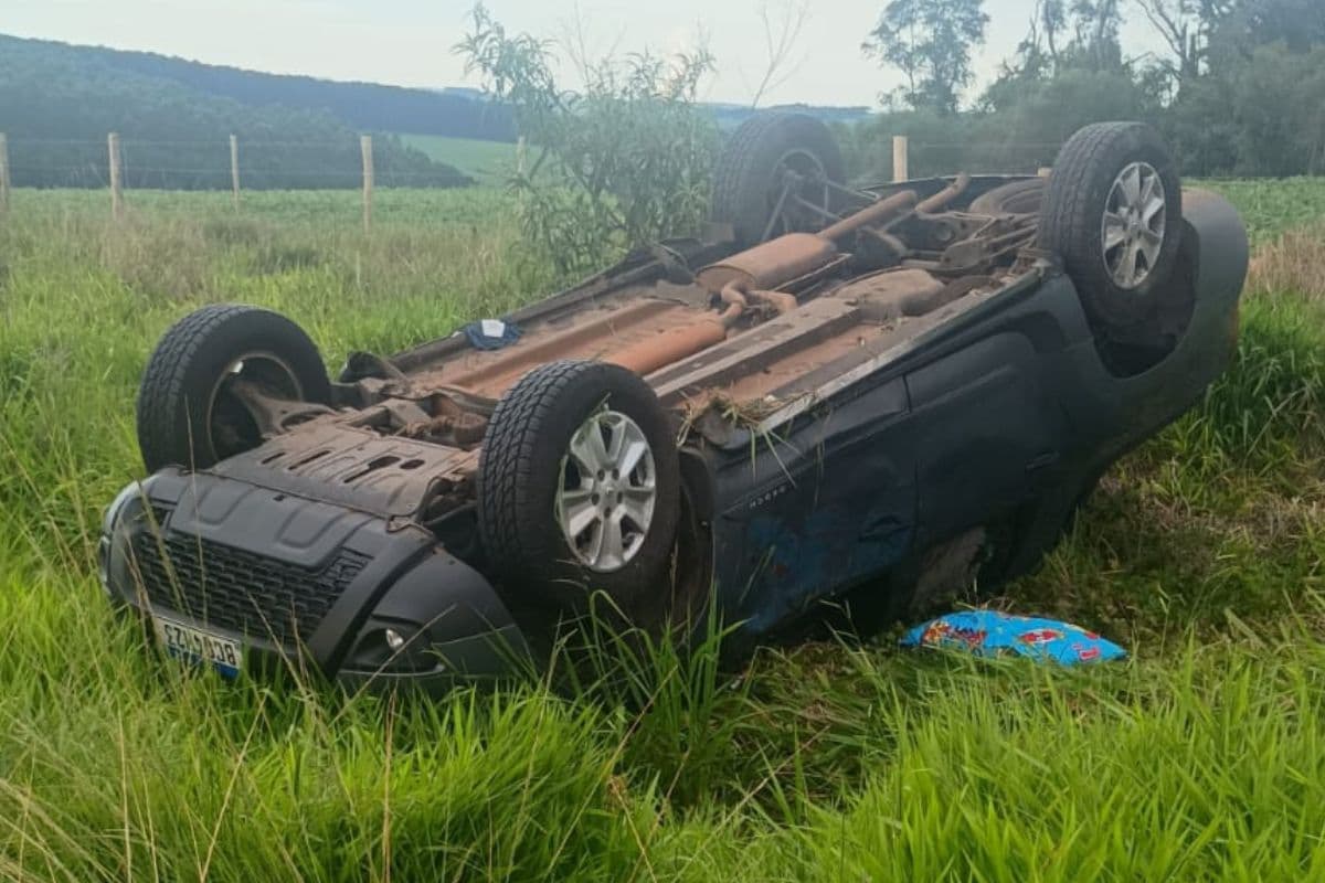 Capotamento na BR-376 em Ponta Grossa deixa mulher gravemente ferida