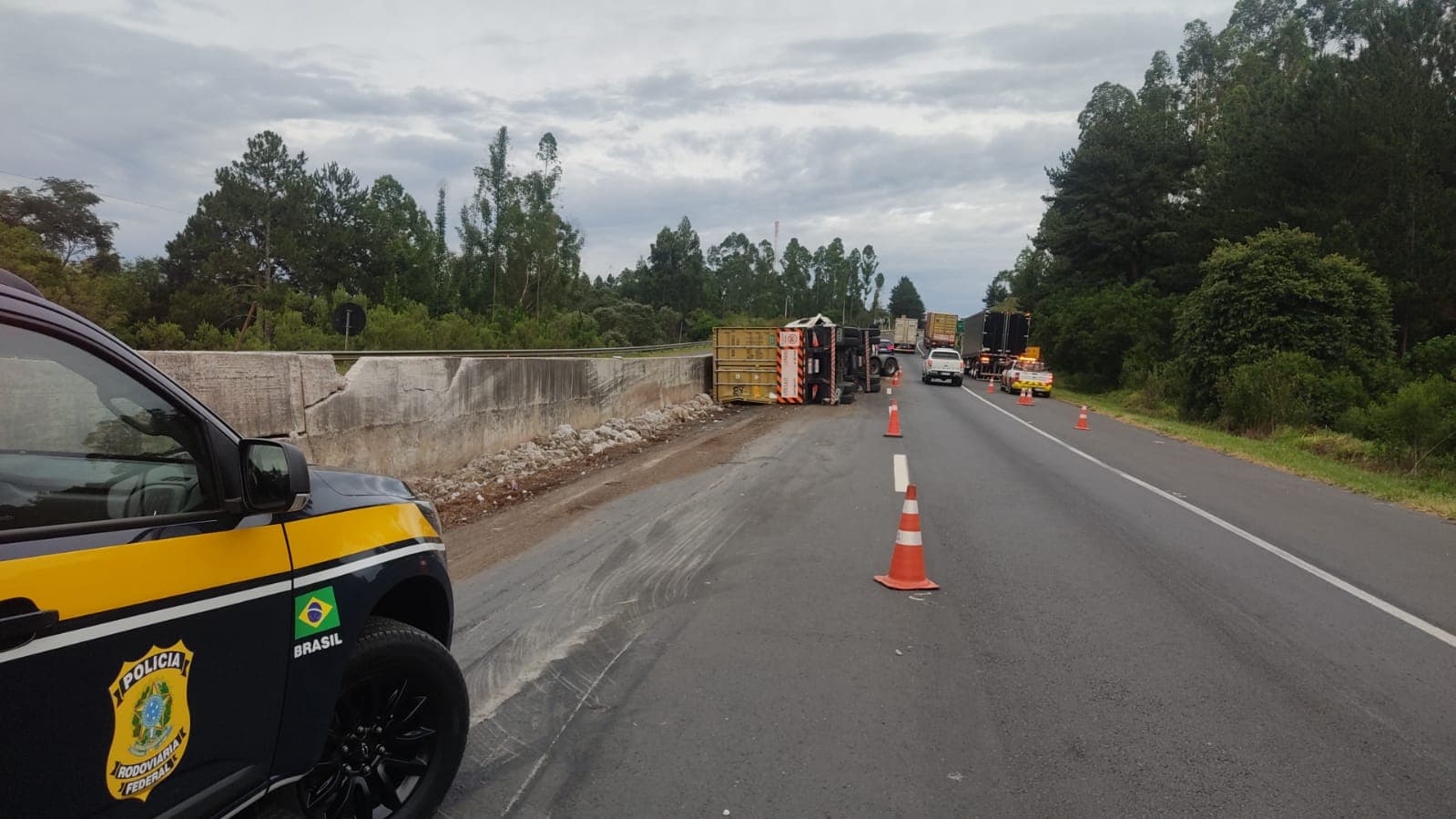 Motorista perde o controle, tomba caminhão e morre na BR-376 em Tibagi