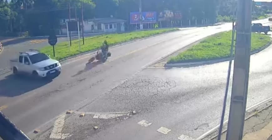 Vídeo: Acidente deixa dois jovens gravemente feridos em Castro