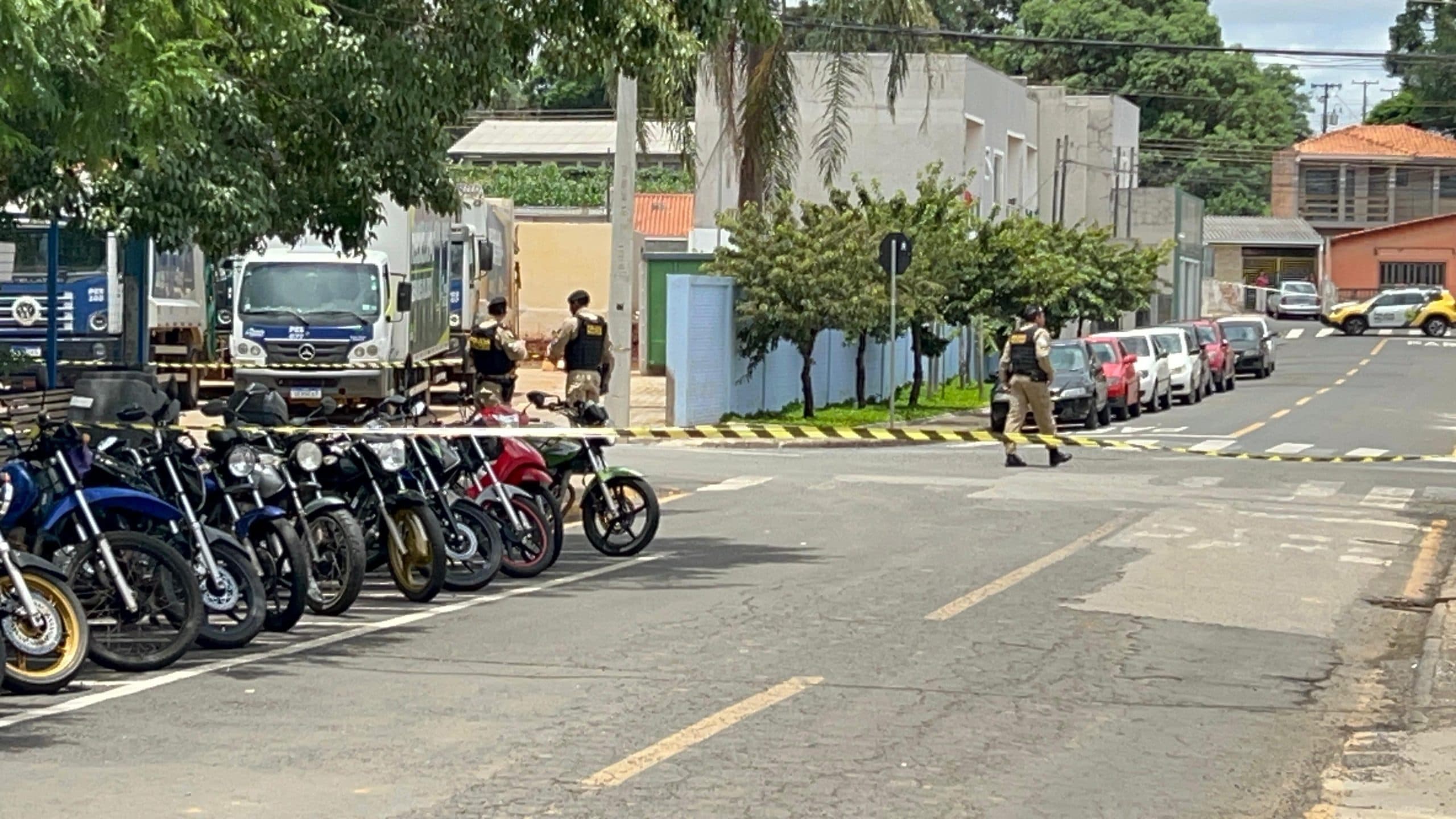 Suspeita de bomba em caminhão da coleta de lixo isola quadras em Ponta Grossa