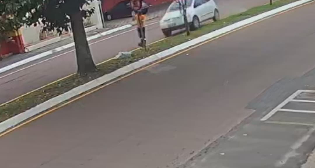 Câmera registra trabalhadora sendo atropelada por carro em Castro
