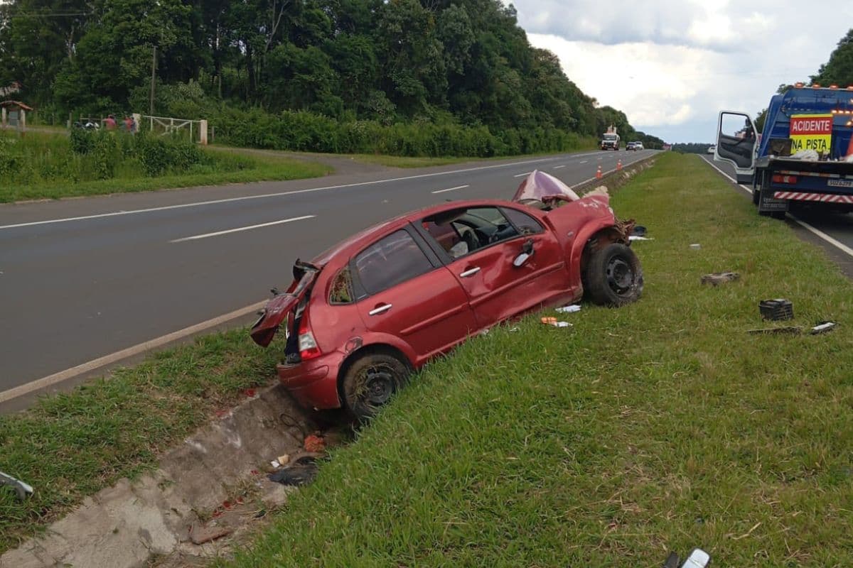 Carro capota após colisão na PR-151 em Castro e deixa feridos