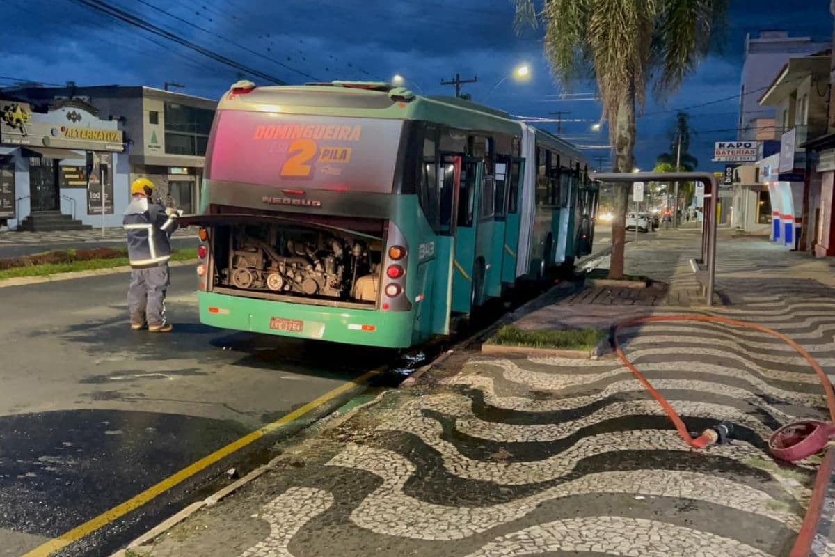 Incêndio em ônibus mobiliza Bombeiros em Ponta Grossa
