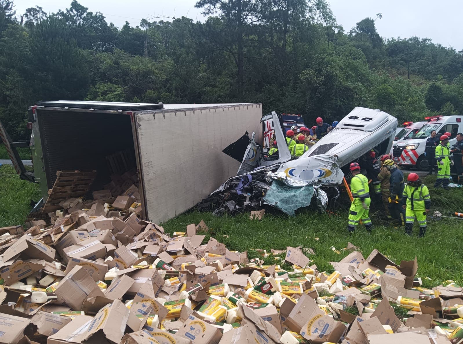 Caminhão tomba sobre van e seis pessoas morrem na BR-116 no Paraná