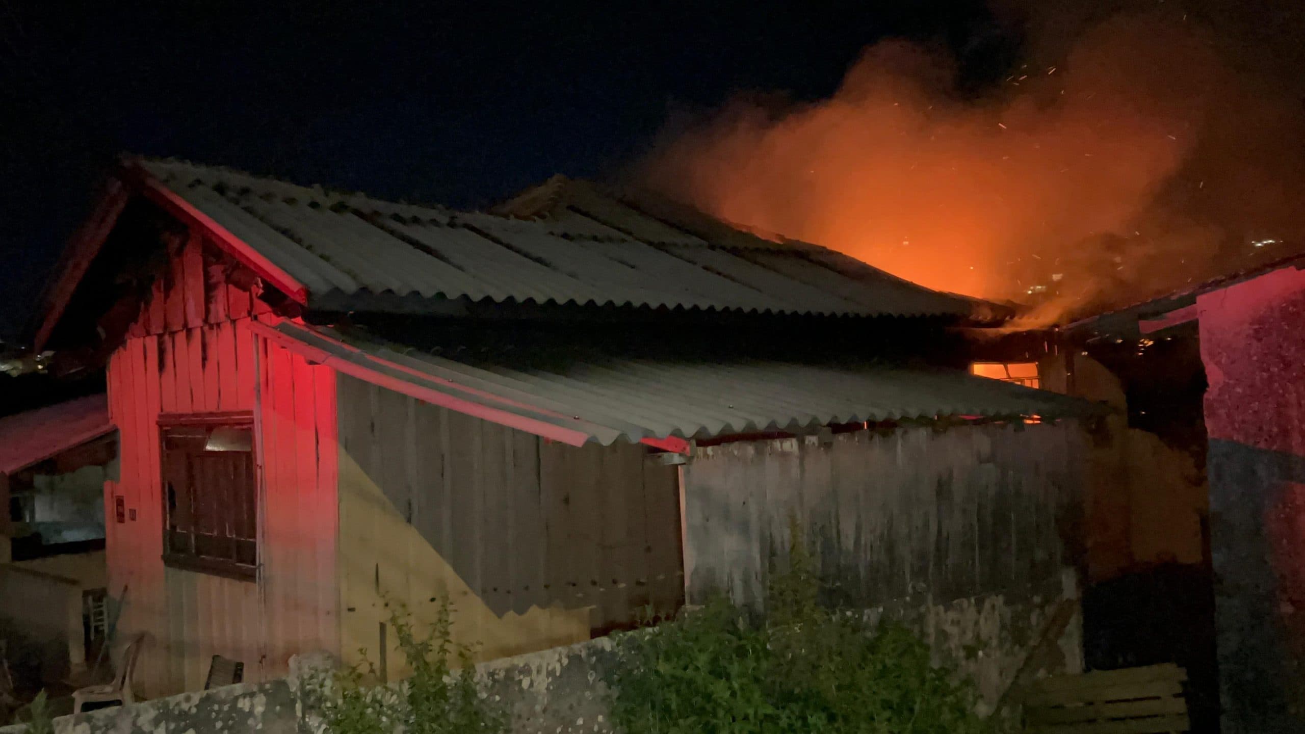 Bombeiros combatem incêndio em casa de madeira em Ponta Grossa