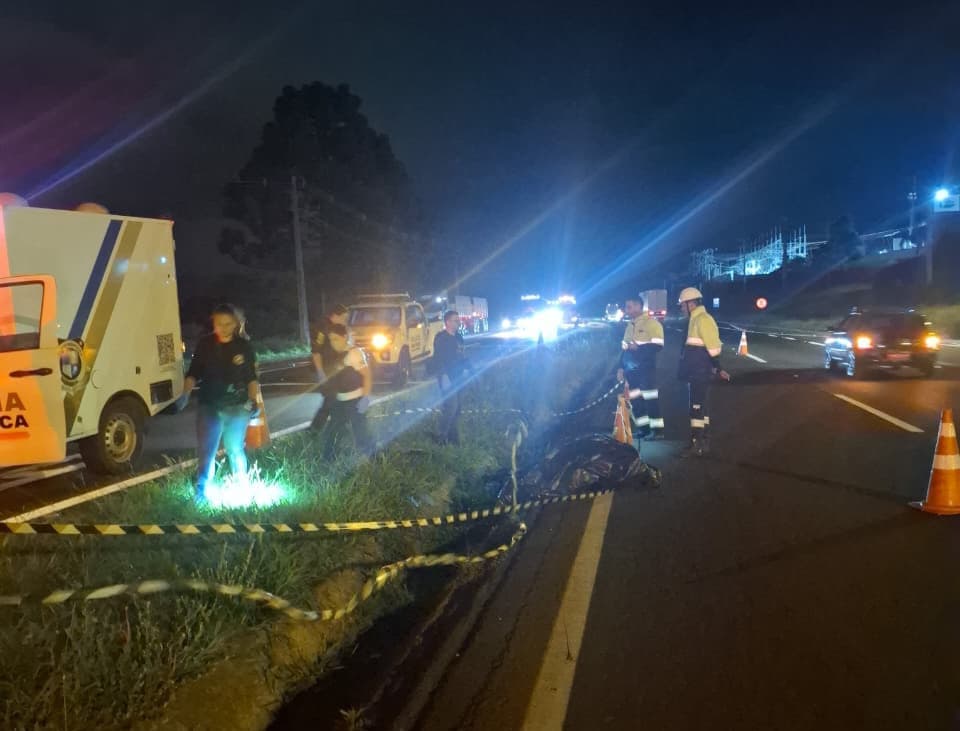 Homem morre atropelado por carro e passageira fica ferida na PR-151 em Castro