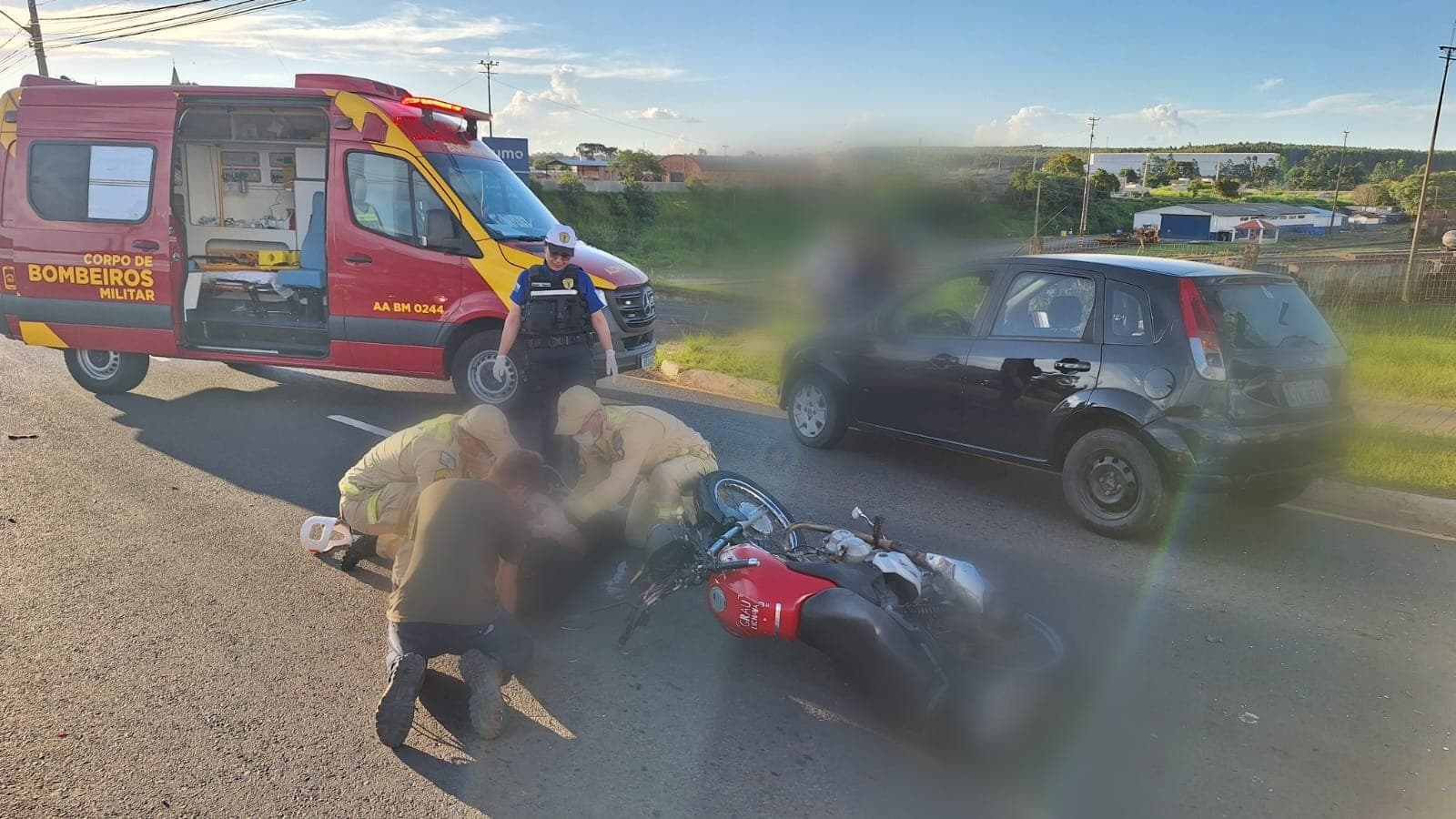 Colisão auto x moto em avenida deixa motociclista ferido em Ponta Grossa