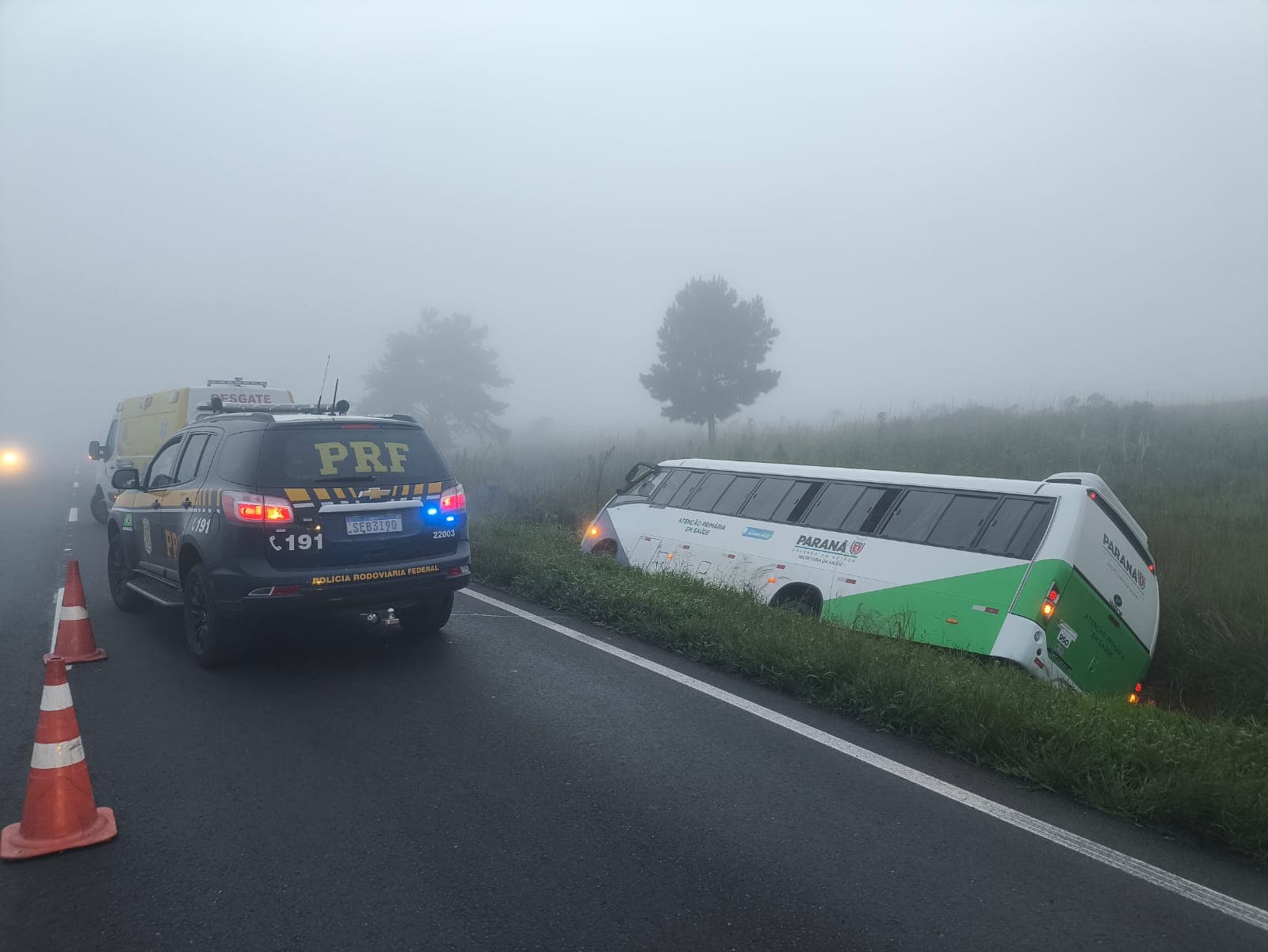 Três pessoas ficam feridas após ônibus da saúde de Prudentópolis tombar na BR-277