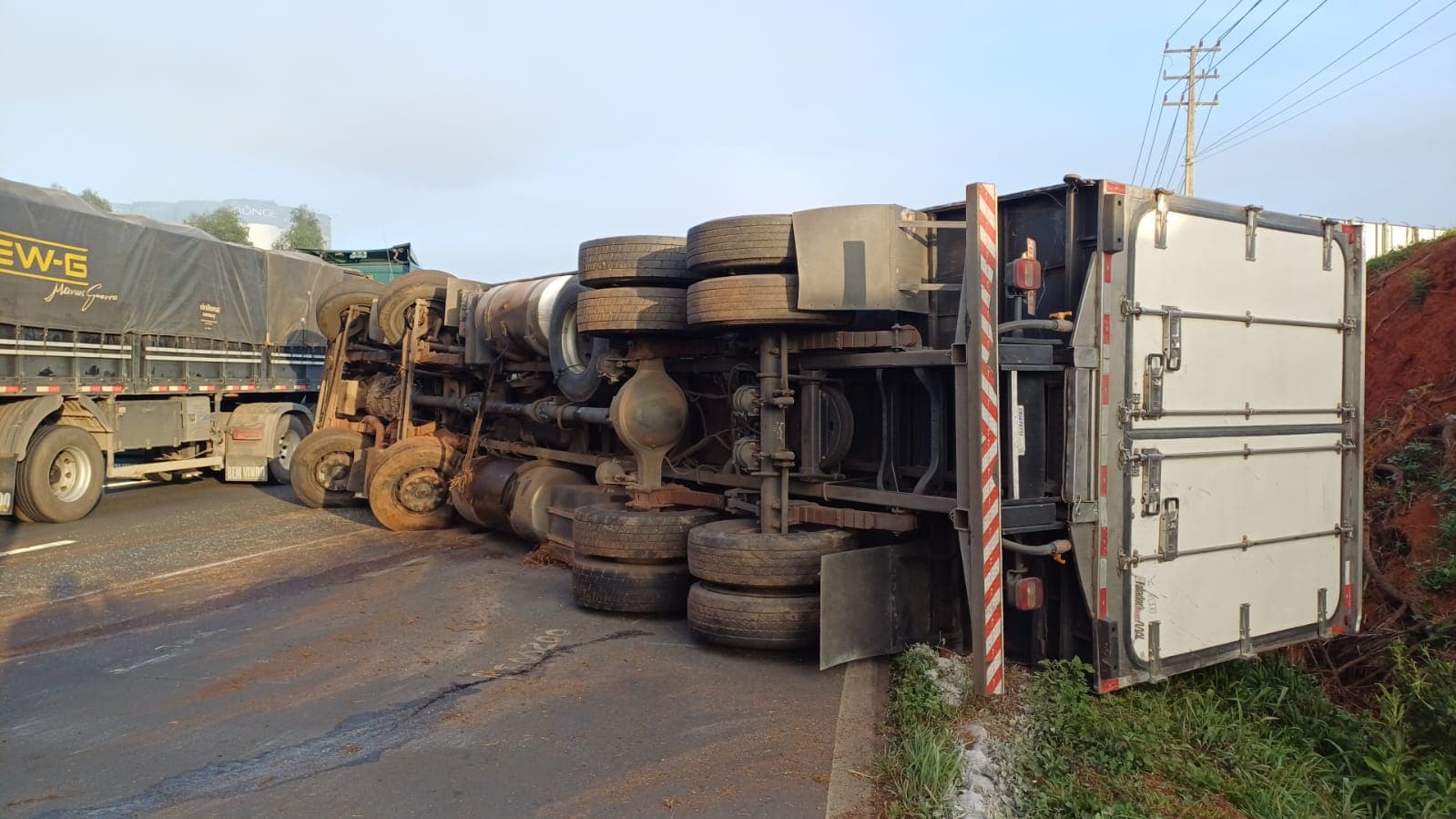 Motorista e bebê de oito meses escapam ilesos após caminhão tombar na BR-376 em Ponta Grossa
