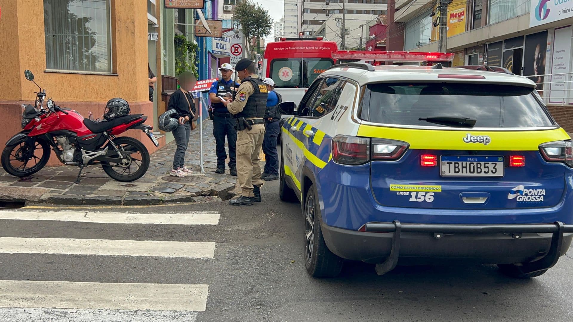 Motociclista fica ferido ao ser atingido por carro no Centro de Ponta Grossa