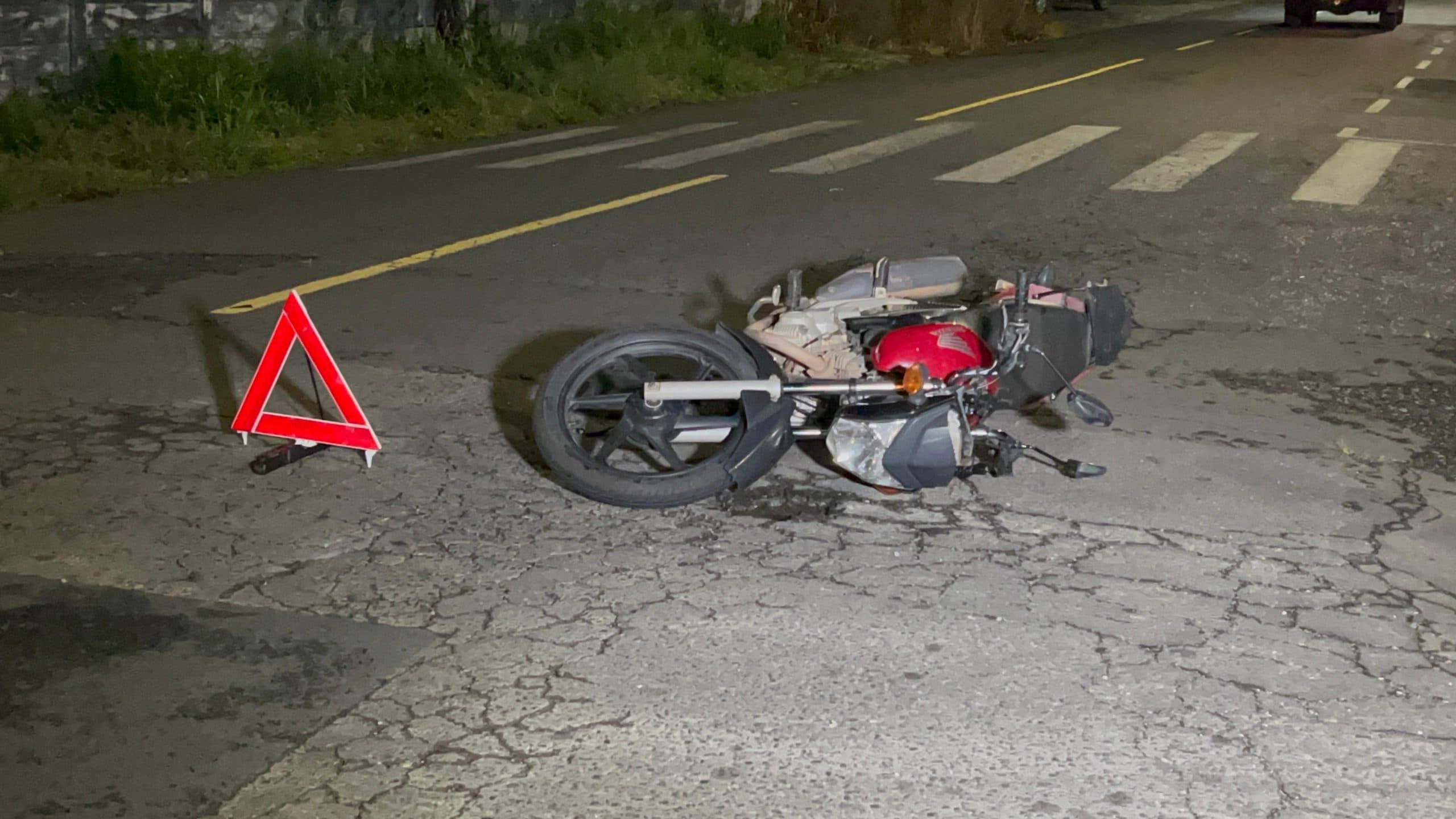 Motociclista colide com carro e fica ferida em Ponta Grossa