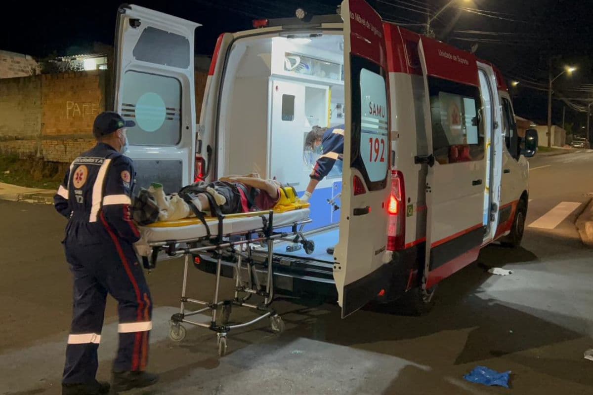 Homem se joga para evitar atropelamento e acaba ferido em Ponta Grossa