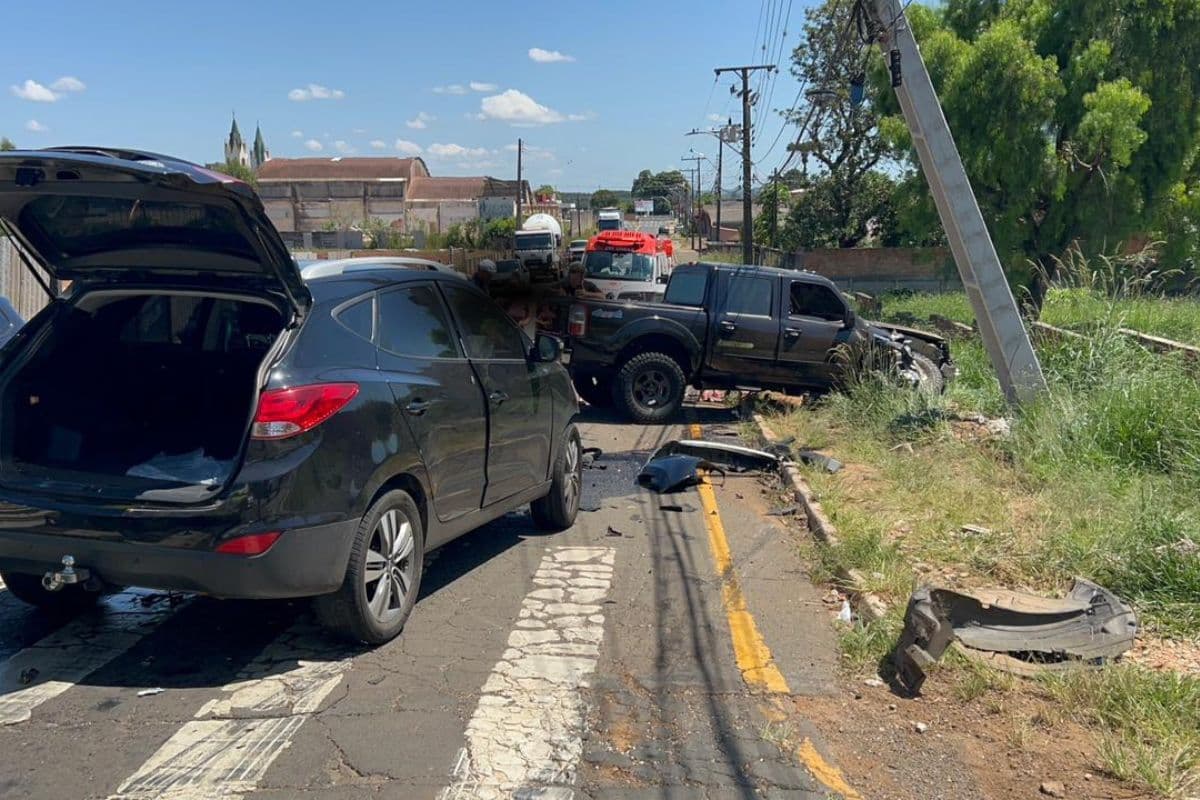 Caminhonete atinge poste após colisão entre veículos em Uvaranas, em Ponta Grossa