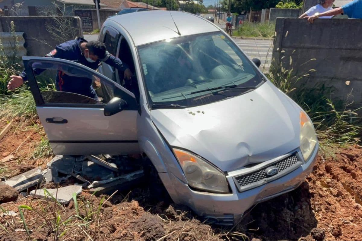 Condutora sem habilitação causa acidente em Uvaranas, em Ponta Grossa