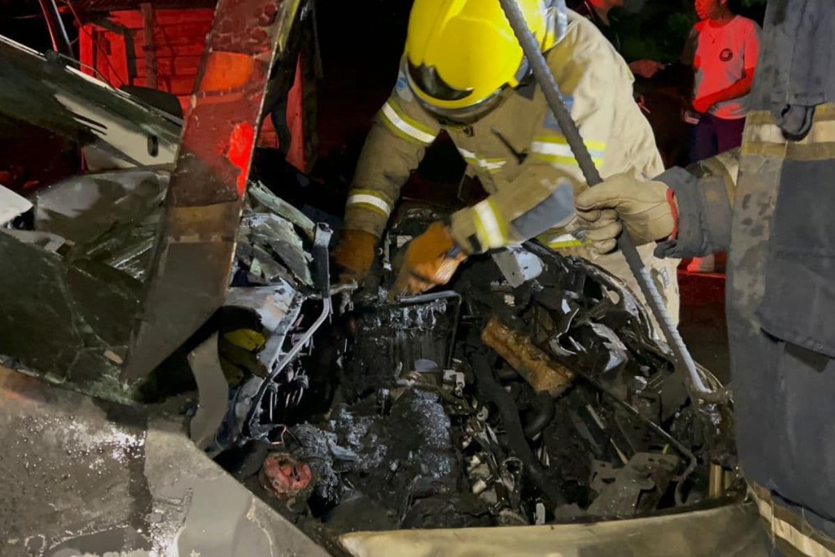 Incêndio em veículo mobiliza moradores e bombeiros em vila de Ponta Grossa