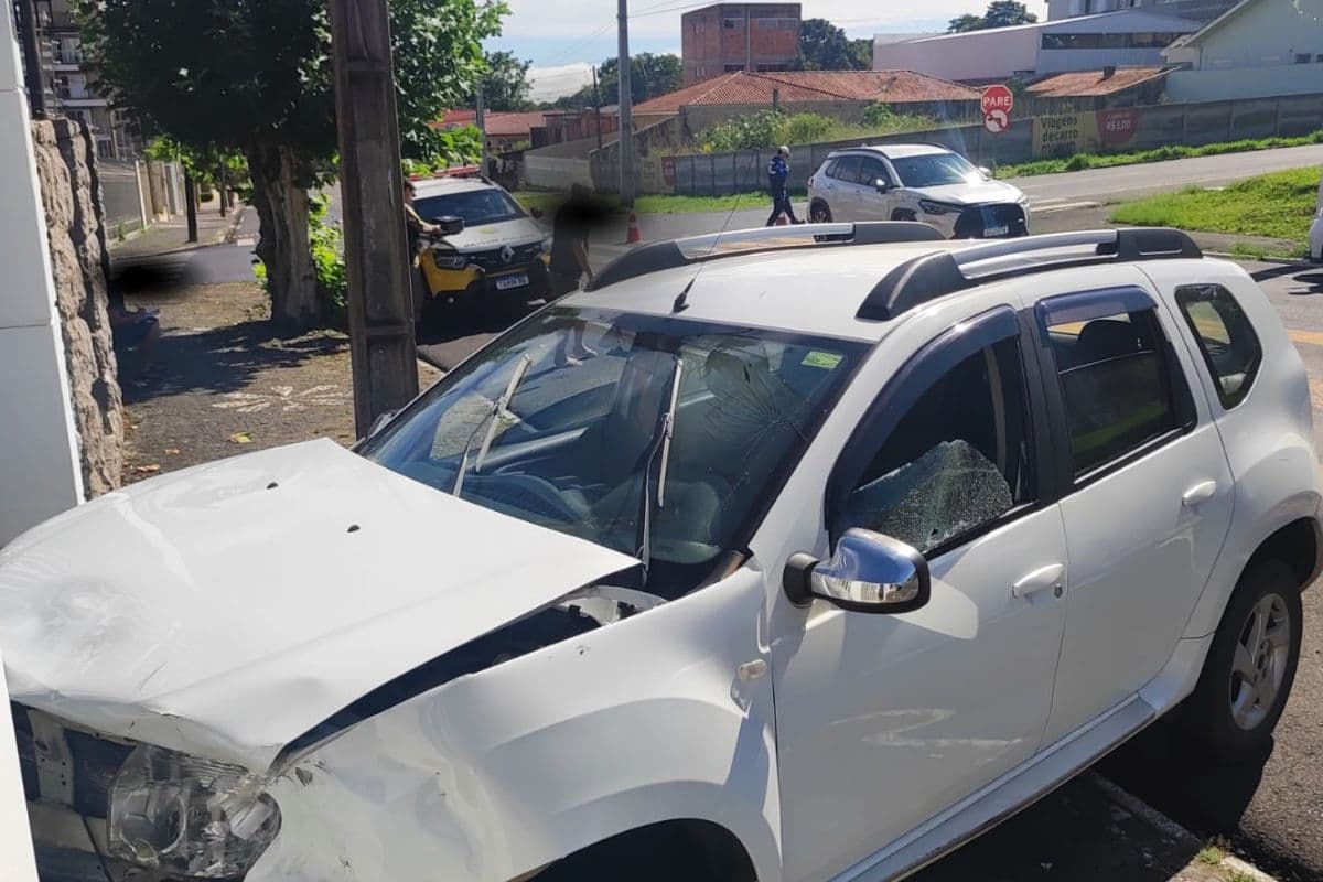 Acidente no Jardim Carvalho deixa motorista ferido na manhã deste sábado