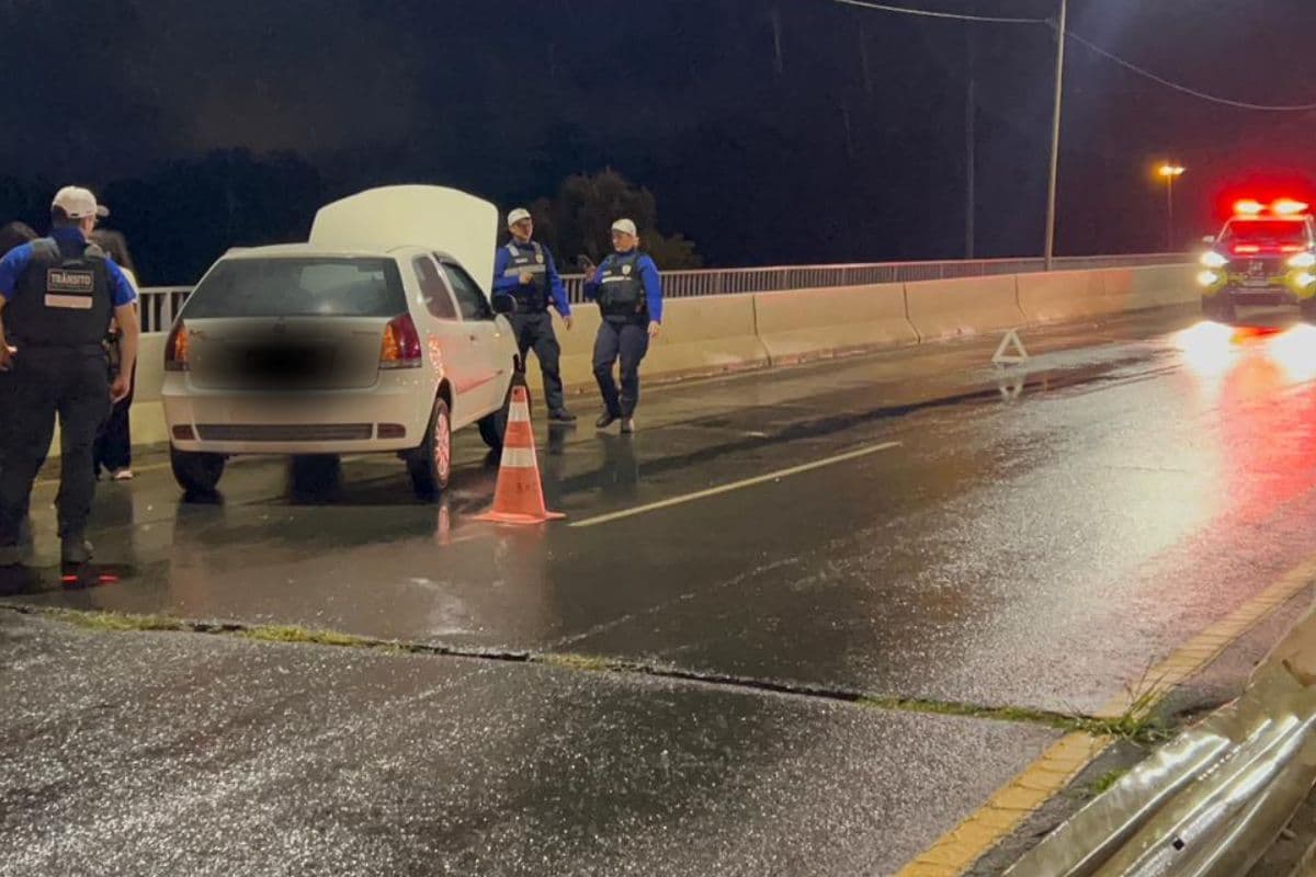 Condutora perde controle após ser fechada por outro veículo em viaduto de PG
