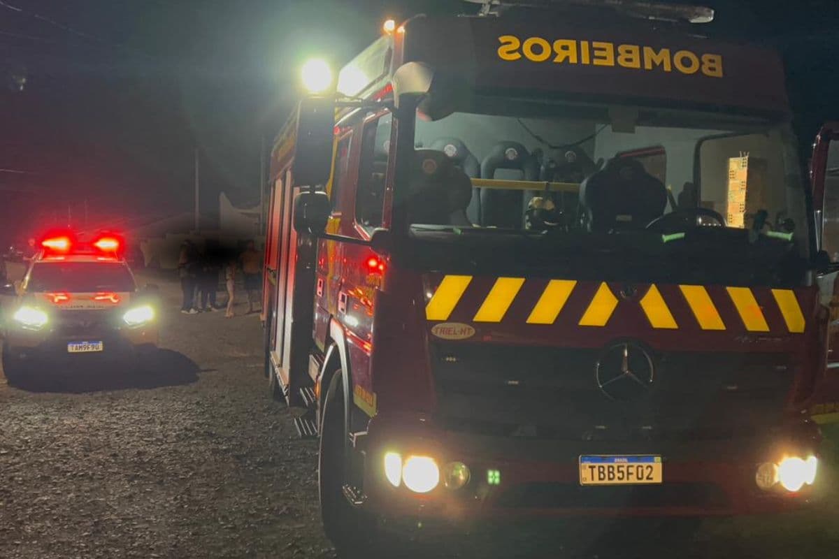 “Vá se despedir do teu filho”: homem ameaça mulher e incendeia casa em PG
