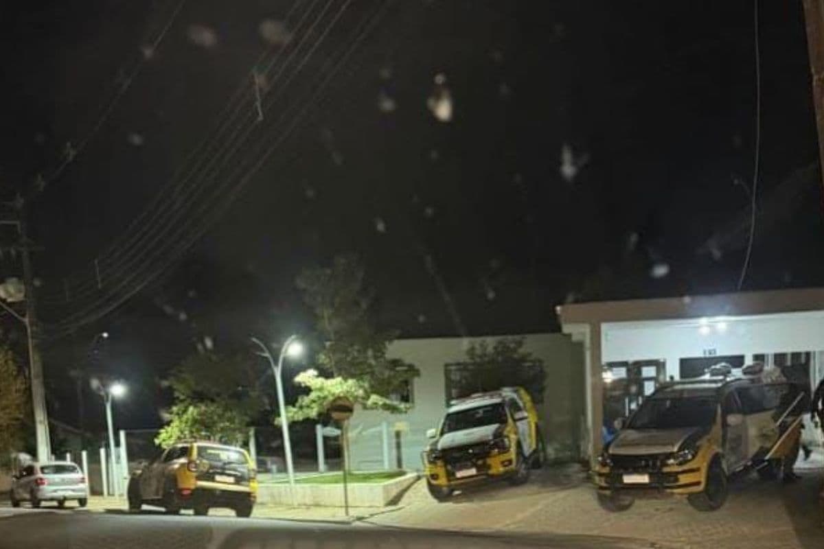 Homem é salvo pela Polícia Militar após cair em córrego durante tentativa de fuga, em Figueira