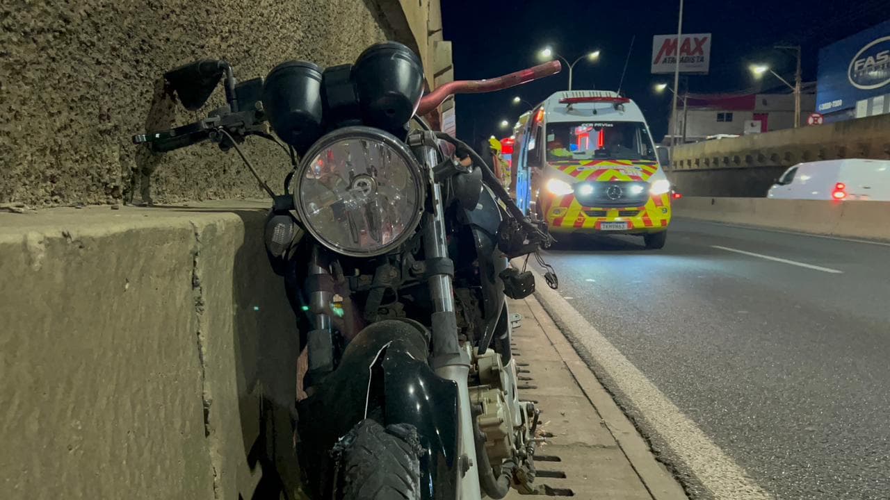 Motociclista sofre queda na Avenida Souza Naves em Ponta Grossa