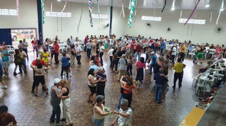 Com traje branco, idosos celebram retorno dos bailes no Cecon Nova Rússia