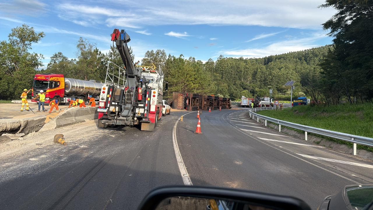 Caminhão com farelo de soja tomba e motorista fica ferido na BR-376