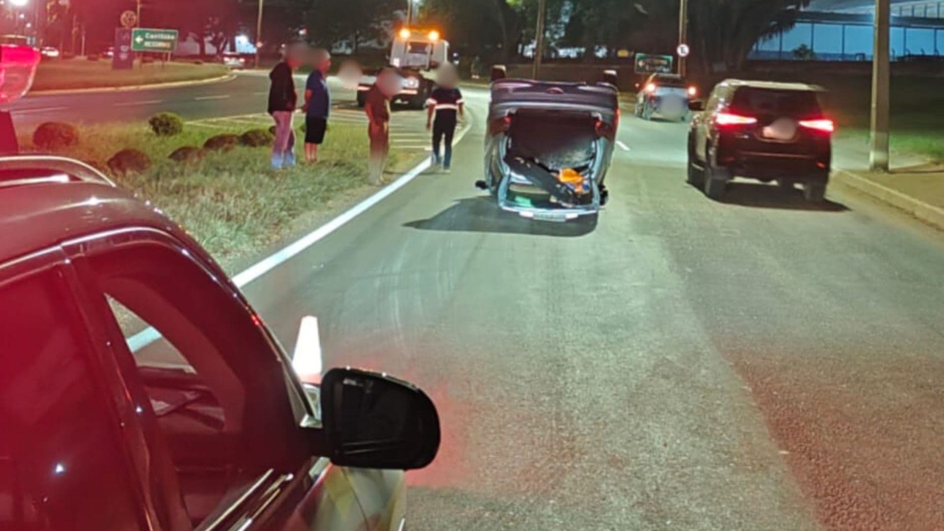 Carro tomba após colisão em Oficinas