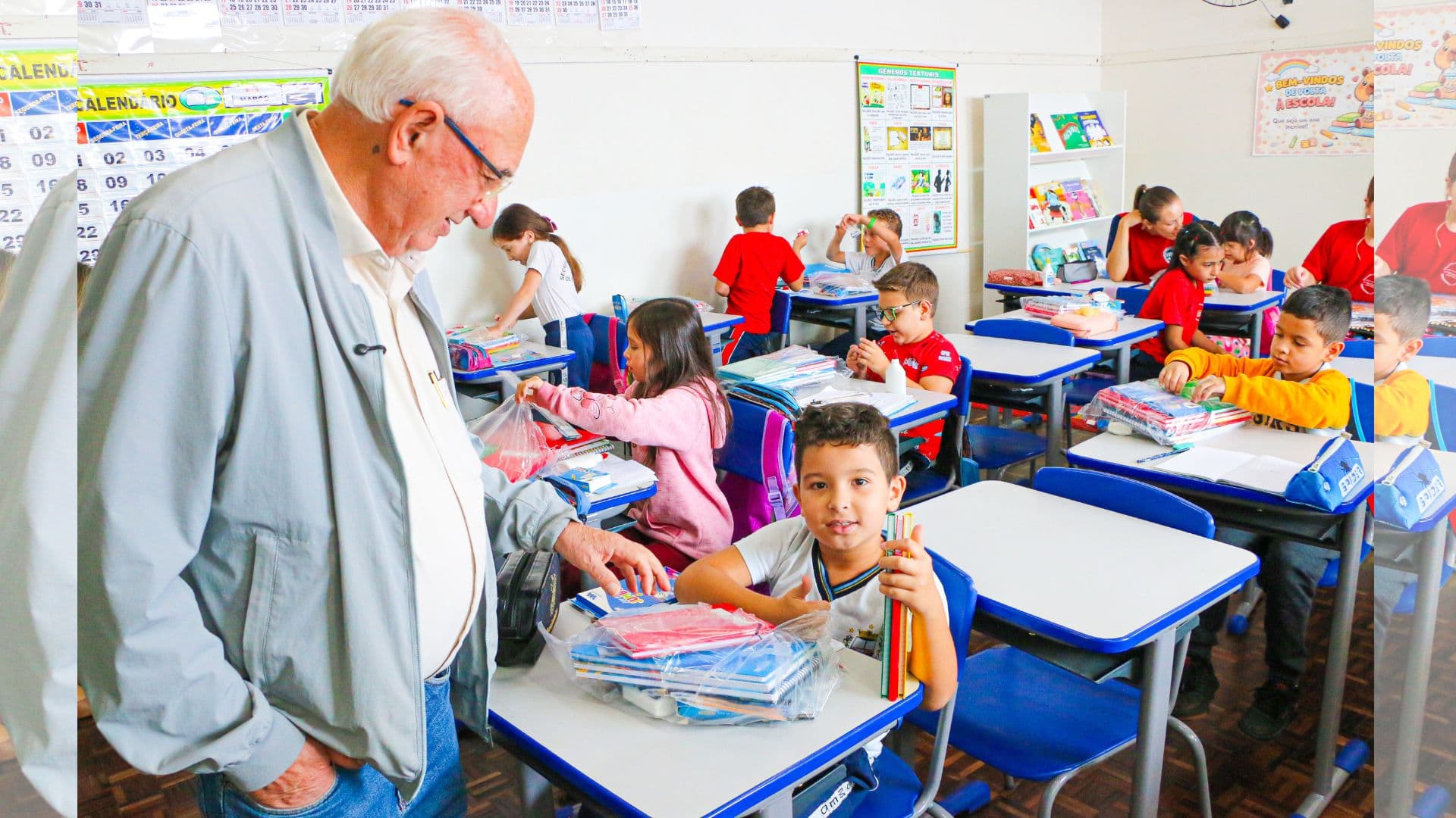 Oito mil alunos da rede municipal recebem kits escolares em Castro