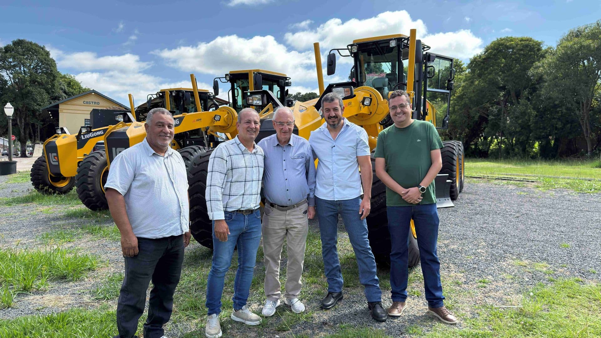 Com investimento de R$ 3,8 milhões, Castro compra três novas patrolas para manutenção de estradas rurais