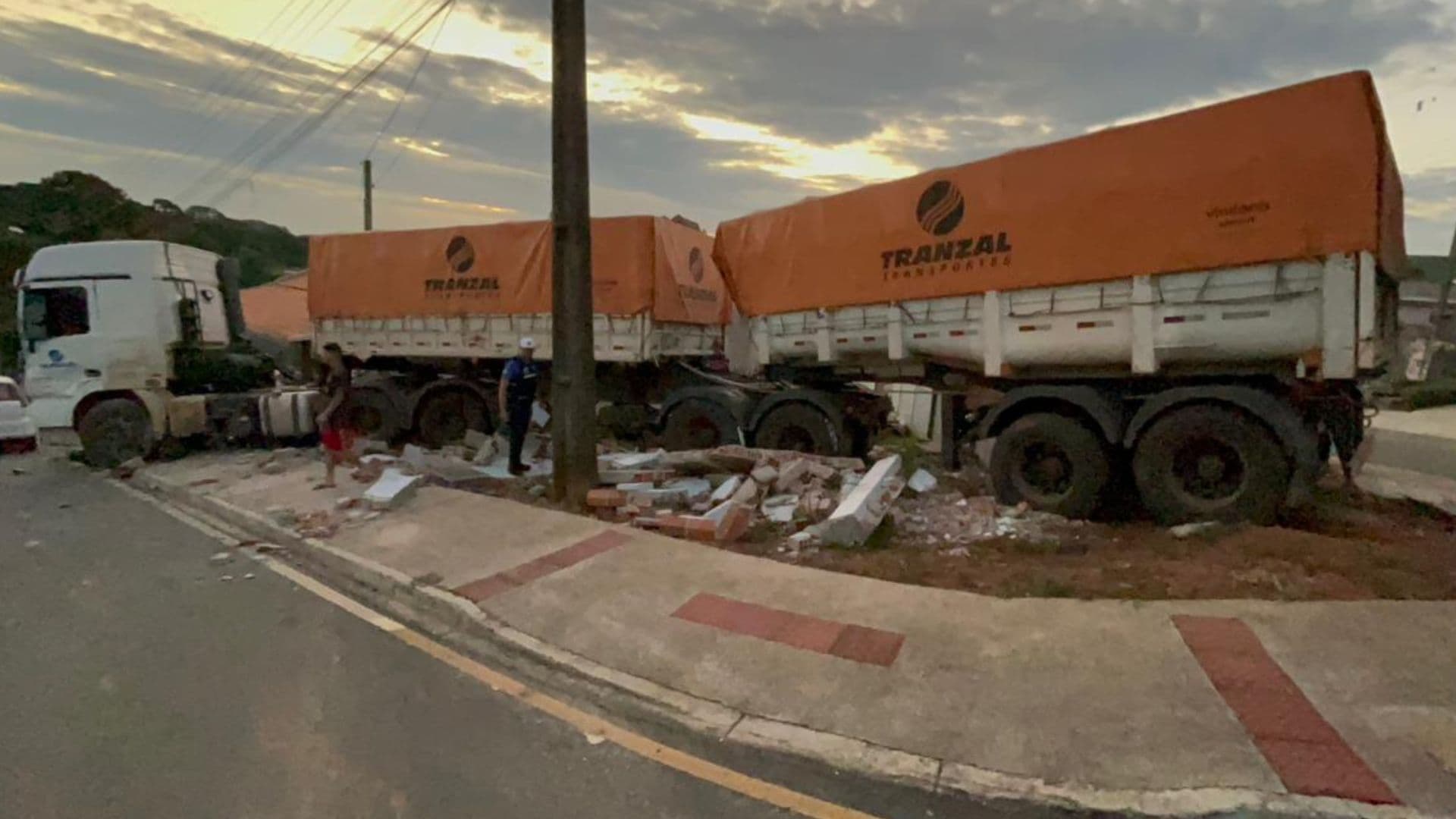 Caminhão desgovernado destrói moto, derruba muro e quase atinge criança no Dom Bosco em PG