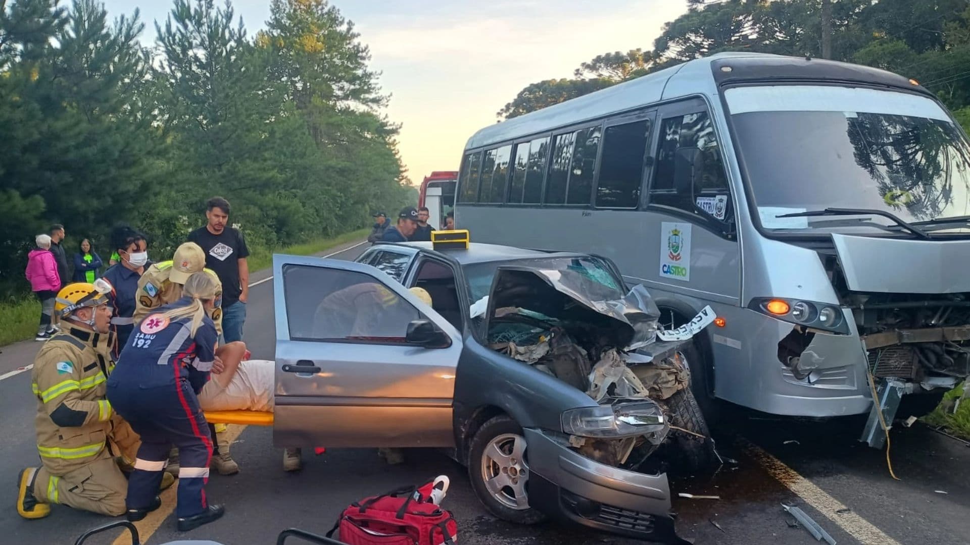Motorista fica ferido em acidente envolvendo ônibus e carro entre Irati e Imbituva