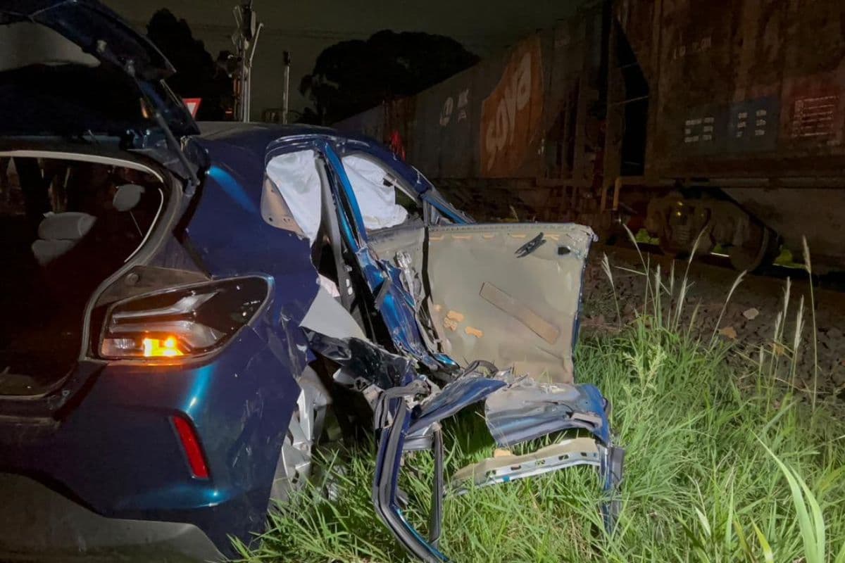 Carro é atingido por trem na Avenida Monteiro Lobato no Jardim Carvalho, em Ponta Grossa