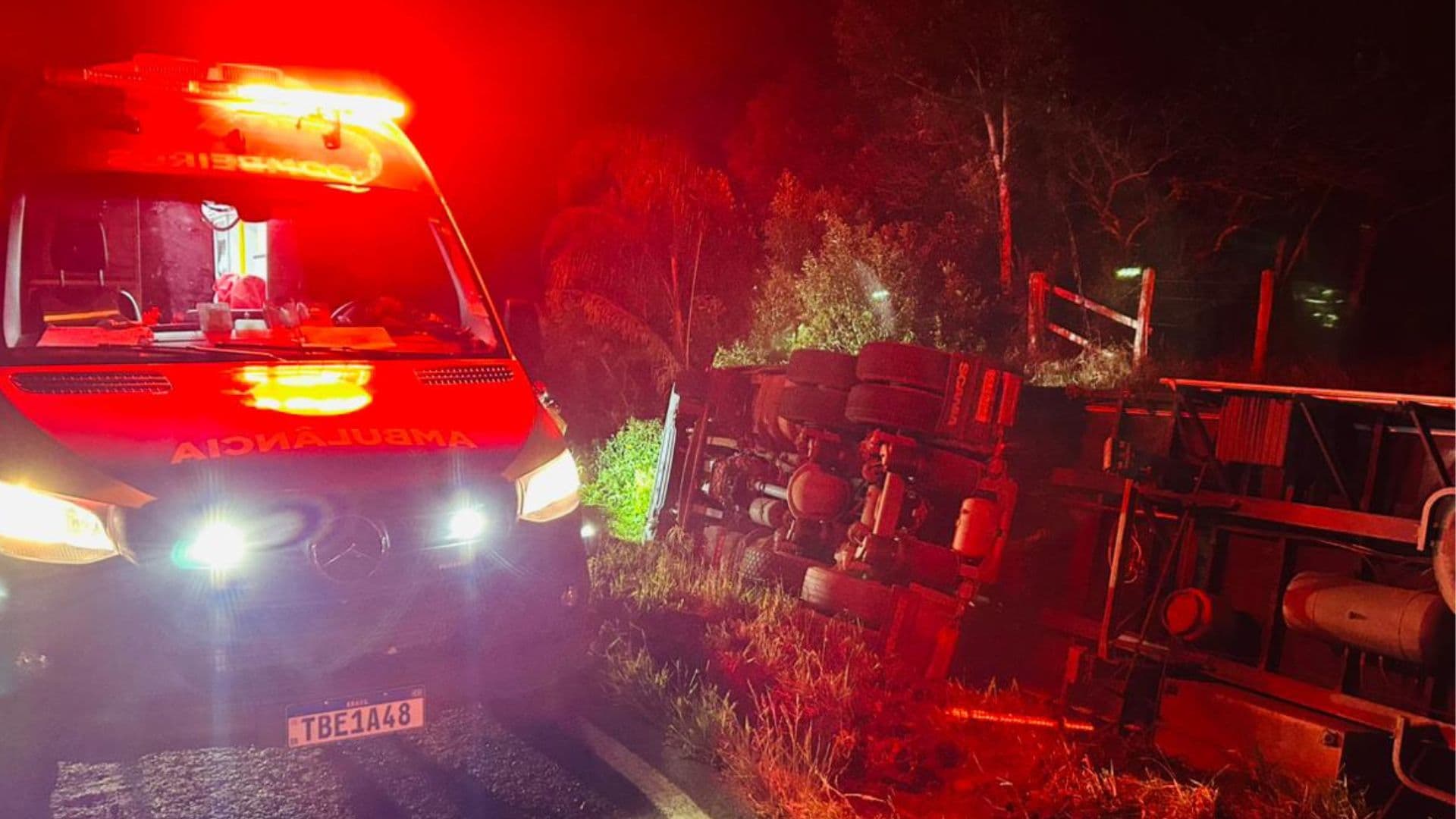 Tombamento de caminhão mobiliza Bombeiros entre Ponta Grossa e Guaragi