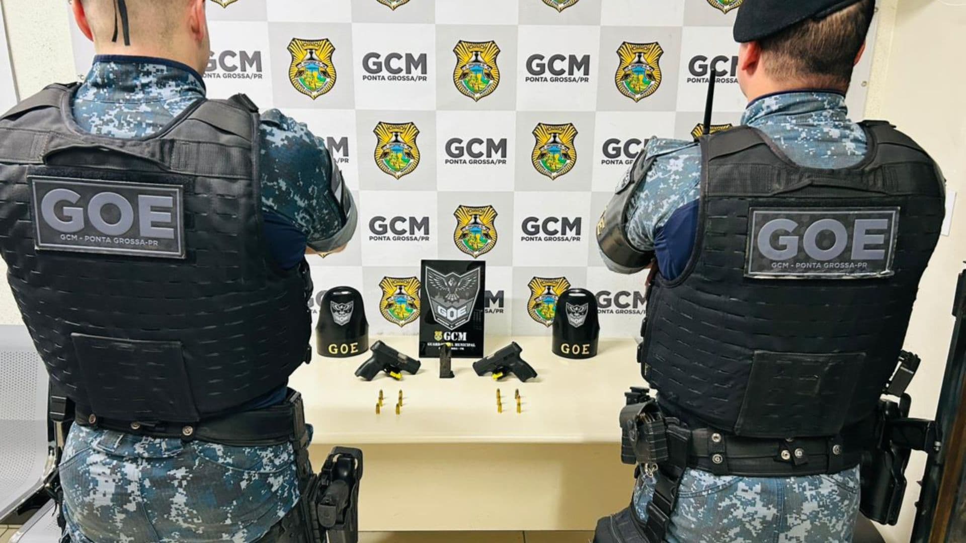 GOE apreende duas pistolas e prende homem durante operação em Ponta Grossa