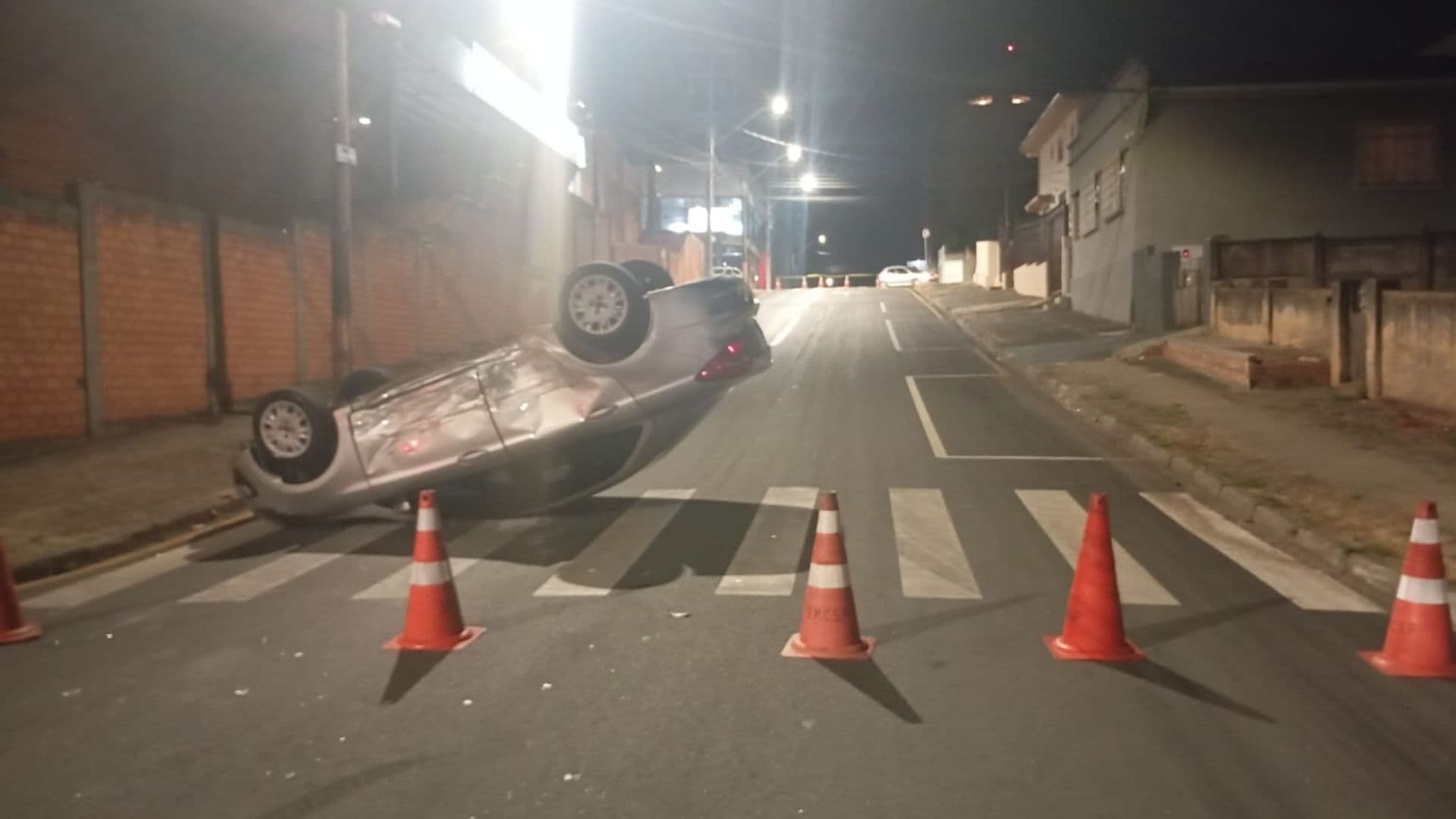 Motorista foge após provocar acidente com capotamento em Ponta Grossa