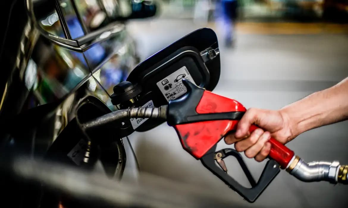 Gasolina comum em Castro chega a R$ 7,19 e aparece entre as mais caras do PR, aponta ANP