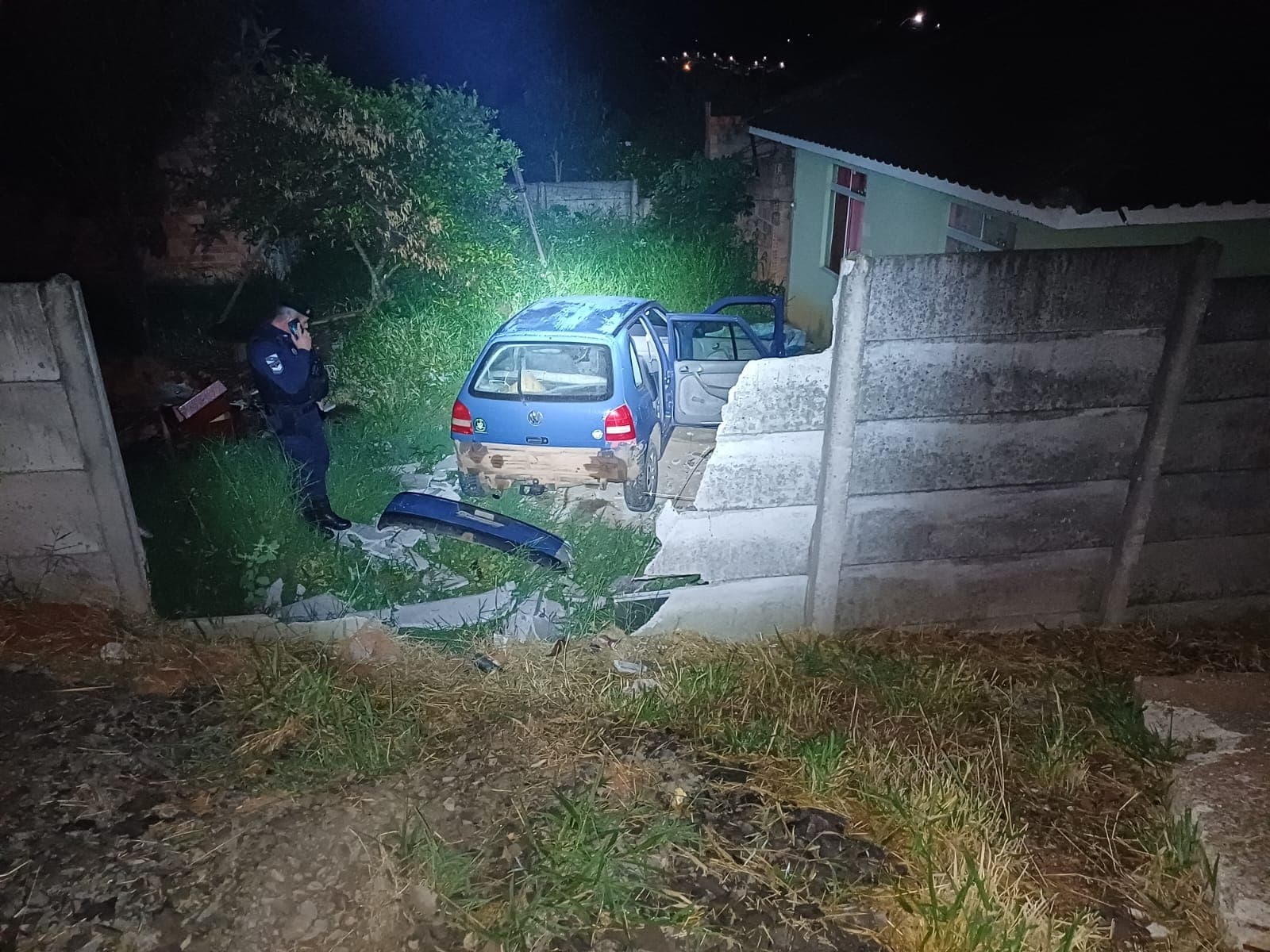 Perseguição termina com motorista invadindo terreno de residência em Ponta Grossa