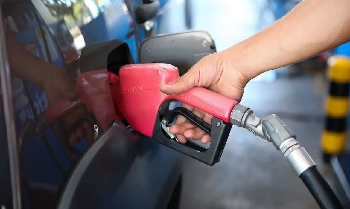 Apesar da instabilidade e do preço alto, gasolina em Ponta Grossa tem maior queda no Paraná, aponta ANP