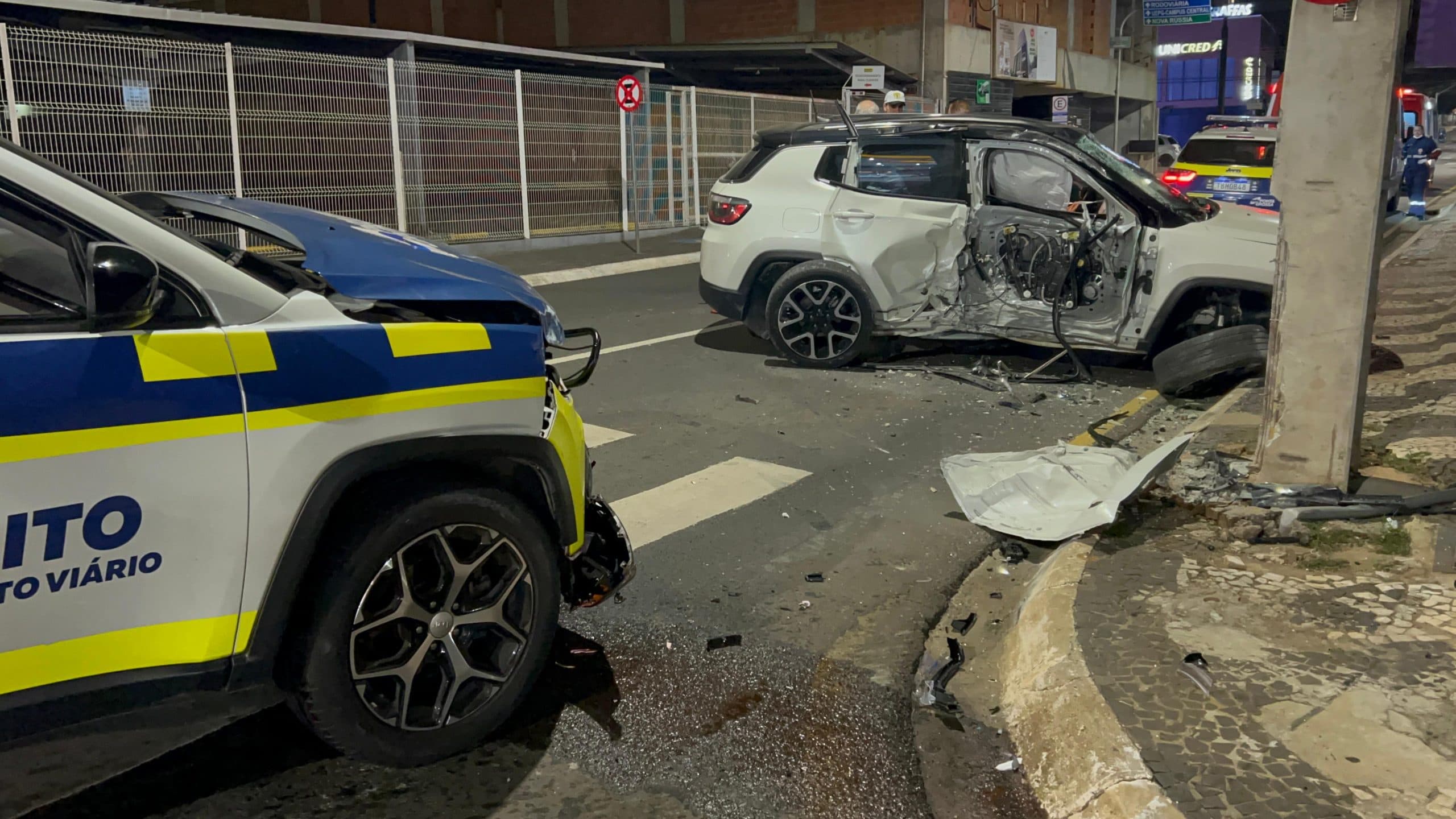 Viatura do trânsito de Ponta Grossa colide com Jeep em cruzamento